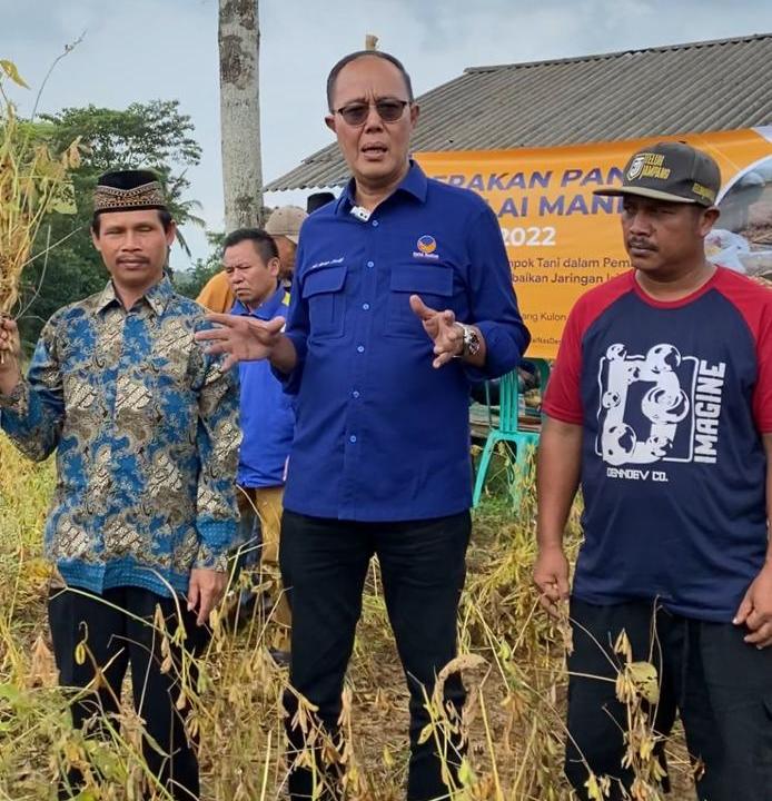 Ayep Zaki (tengah) bersama para petani kedelai.