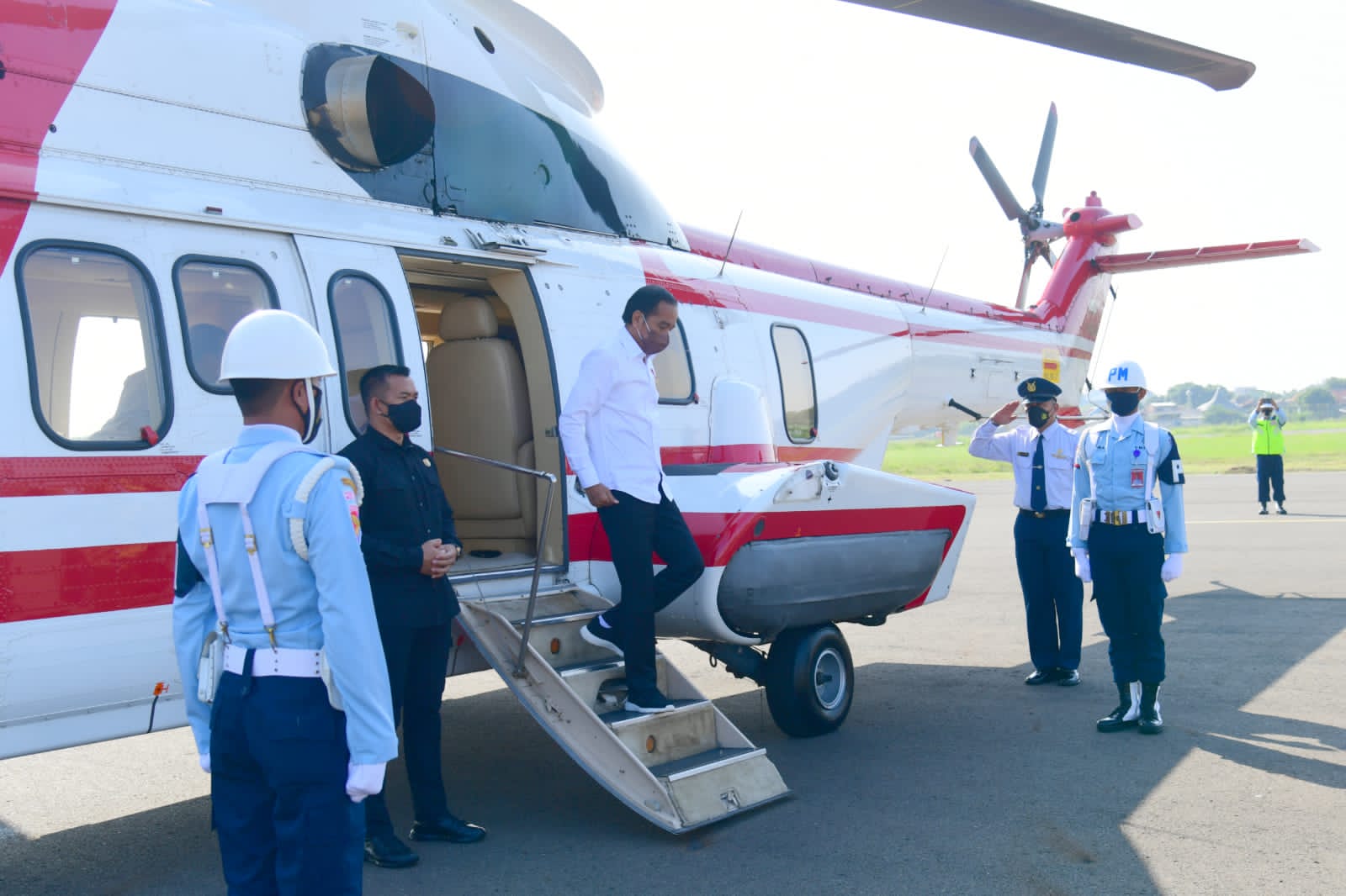 Presiden Joko Widodo tiba di Bandara Chakrabhuwana, Kota Cirebon