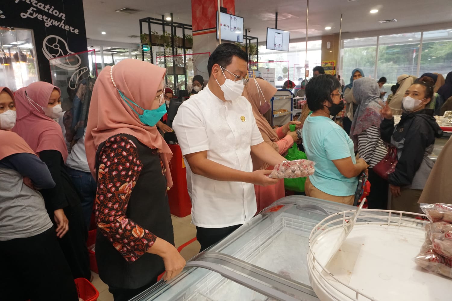 Kepala Badan Pangan nasional melakukan sidak ke Toko Daging Niusantara