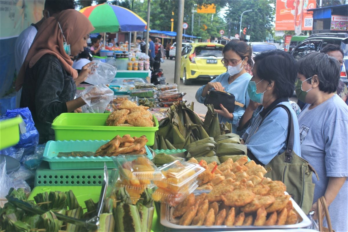 Warga berbelanja takjil di yang dijual pedagang di Jalan Urip Sumoharjo, Kota Kupang, NTT, Kamis (6/4).