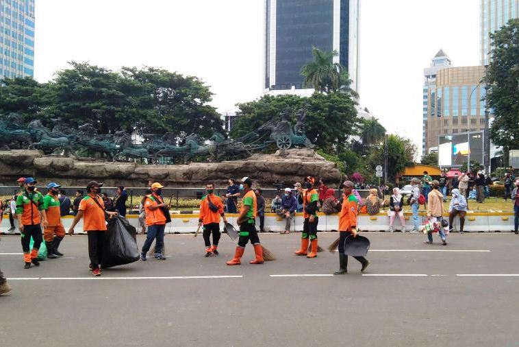 Mahasiswa Membubarkan diri Usai Demonstrasi di Monas