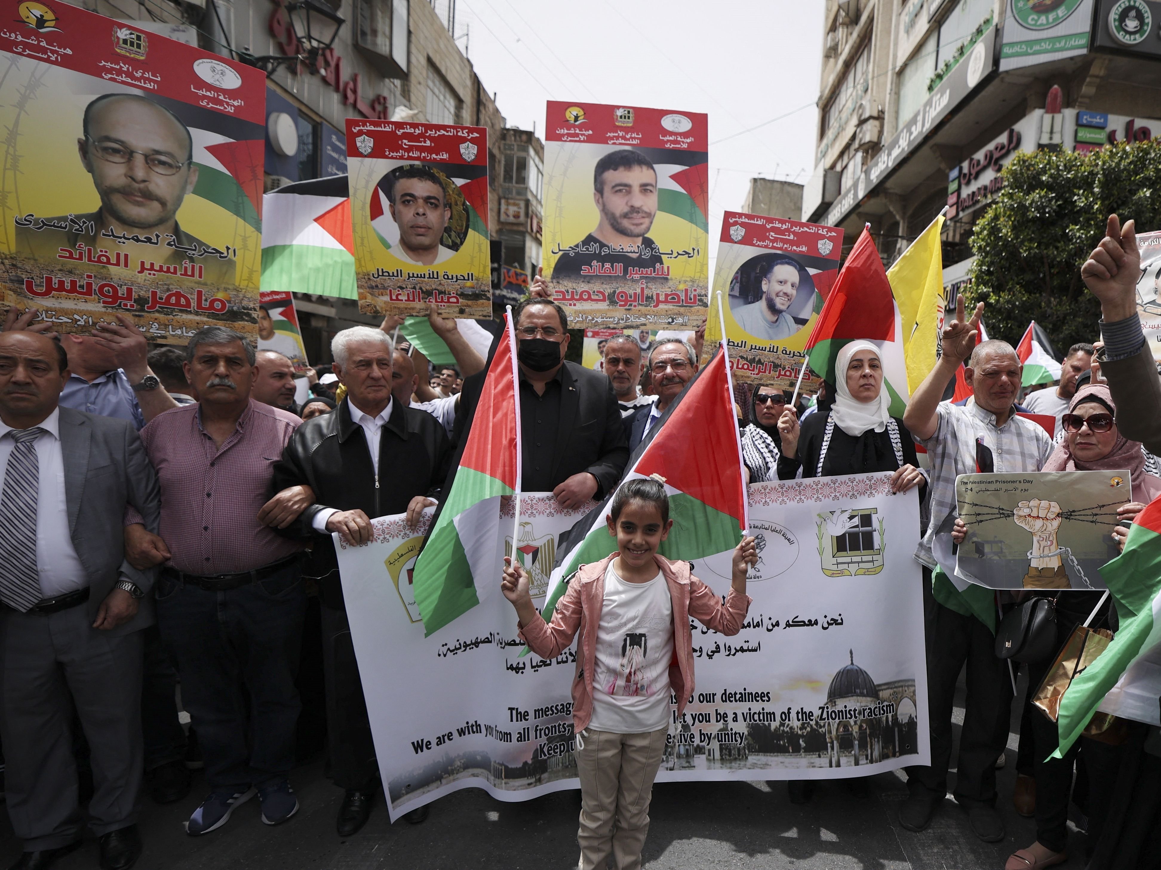 Demonstran memperingati Hari Tahanan Palestina dan menyerukan pembebasan warga Palestina yang dipenjara Israel, Minggu (17/4).