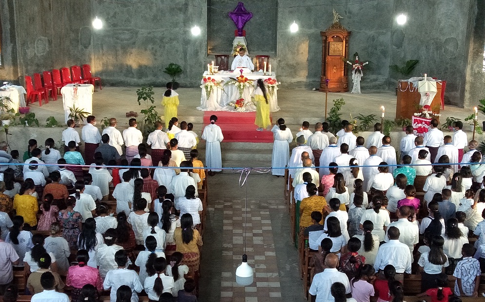 Misa paskah di sebuah gereja di Lembata, NTT, Kamis (14/5).