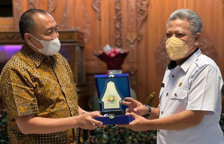 Ketua Dewas BPJAMSOSTEK Muhammad Zuhri (kanan) menerima plakat dari Bupati Kabupaten Kubu Raya, Muda Mahendrawan. 