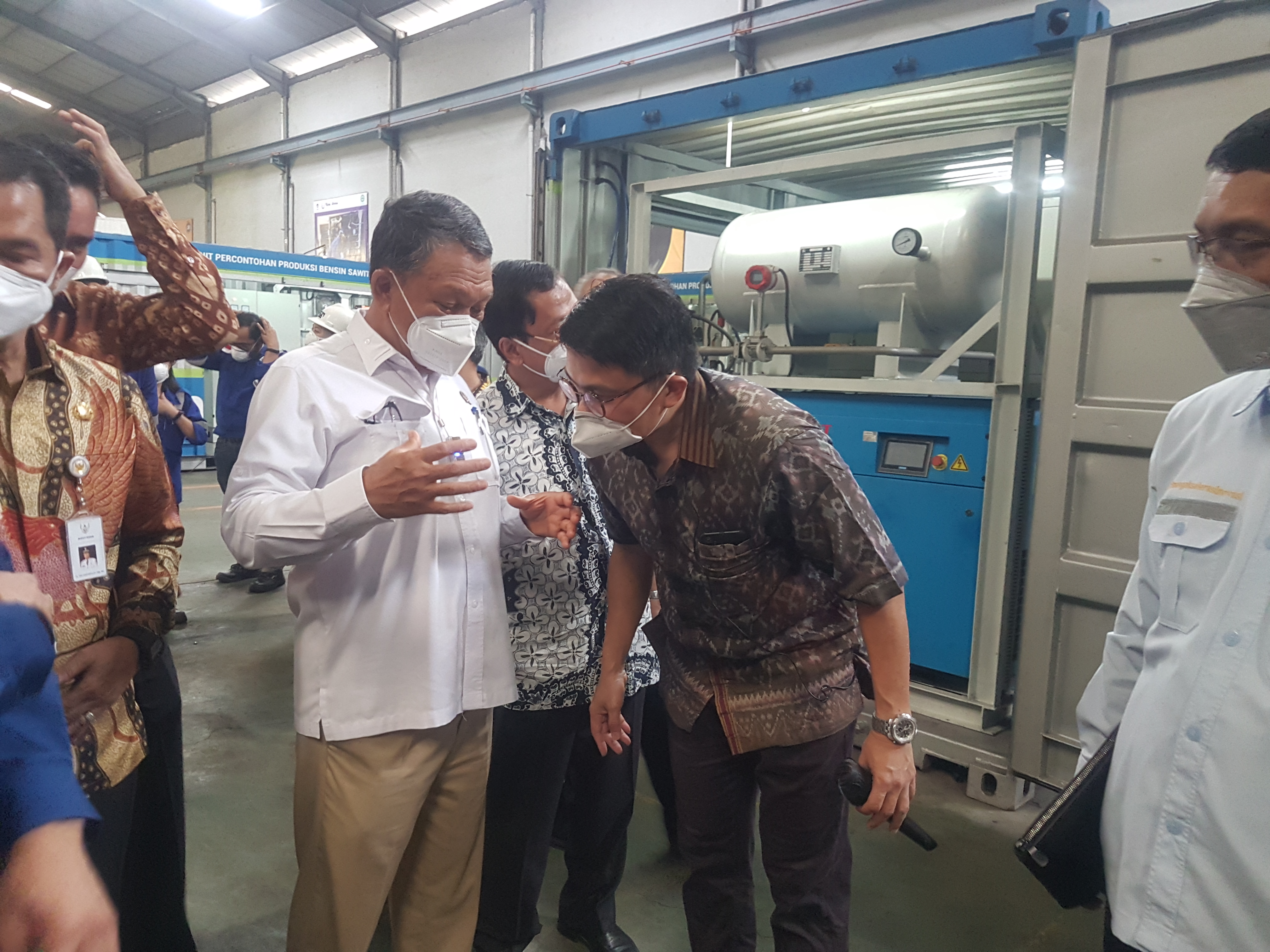 Menteri ESDM Arifin Tasrif (baju putih)