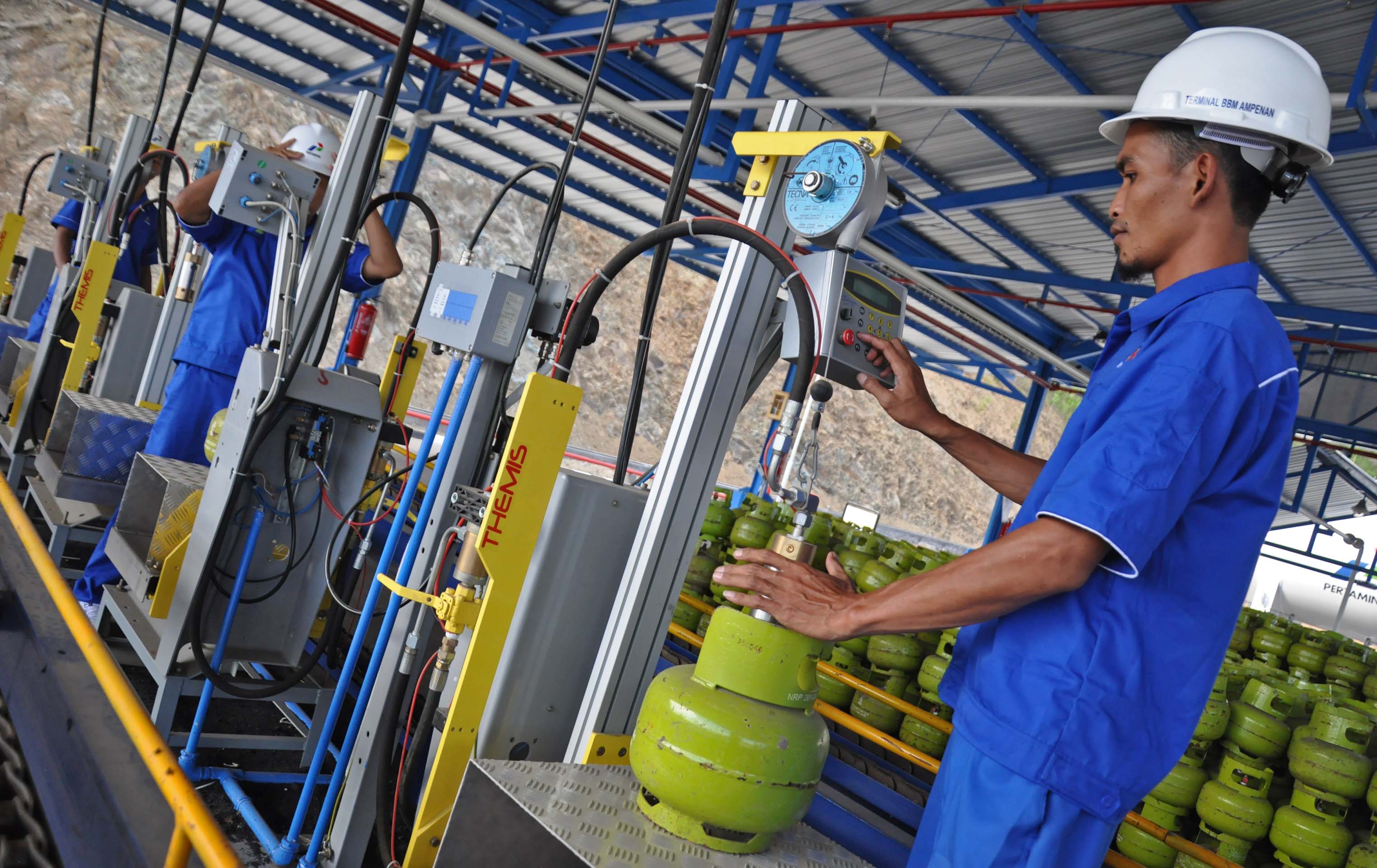 Petugas melakukan pengisian elpiji tabung 3 kilogram