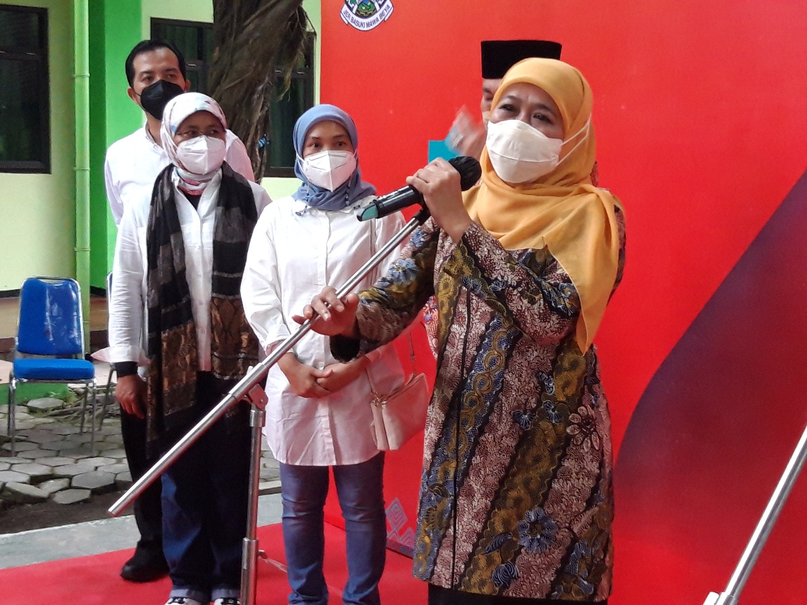 Gubernur Jawa Timur Khofifah Endar Parawansa pada peluncurkan paket data Juara Pendidikan di Malang