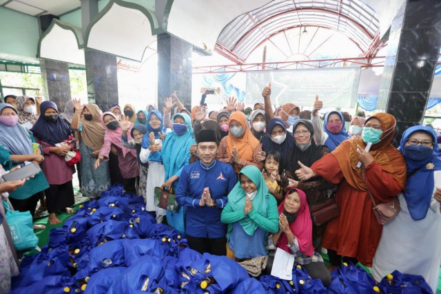 Wakil Ketua Badan Anggaran (Banggar) DPR RI Edhie Baskoro Yudhoyono dalam acara bakti sosial di Ponorogo, Jawa Timur. 