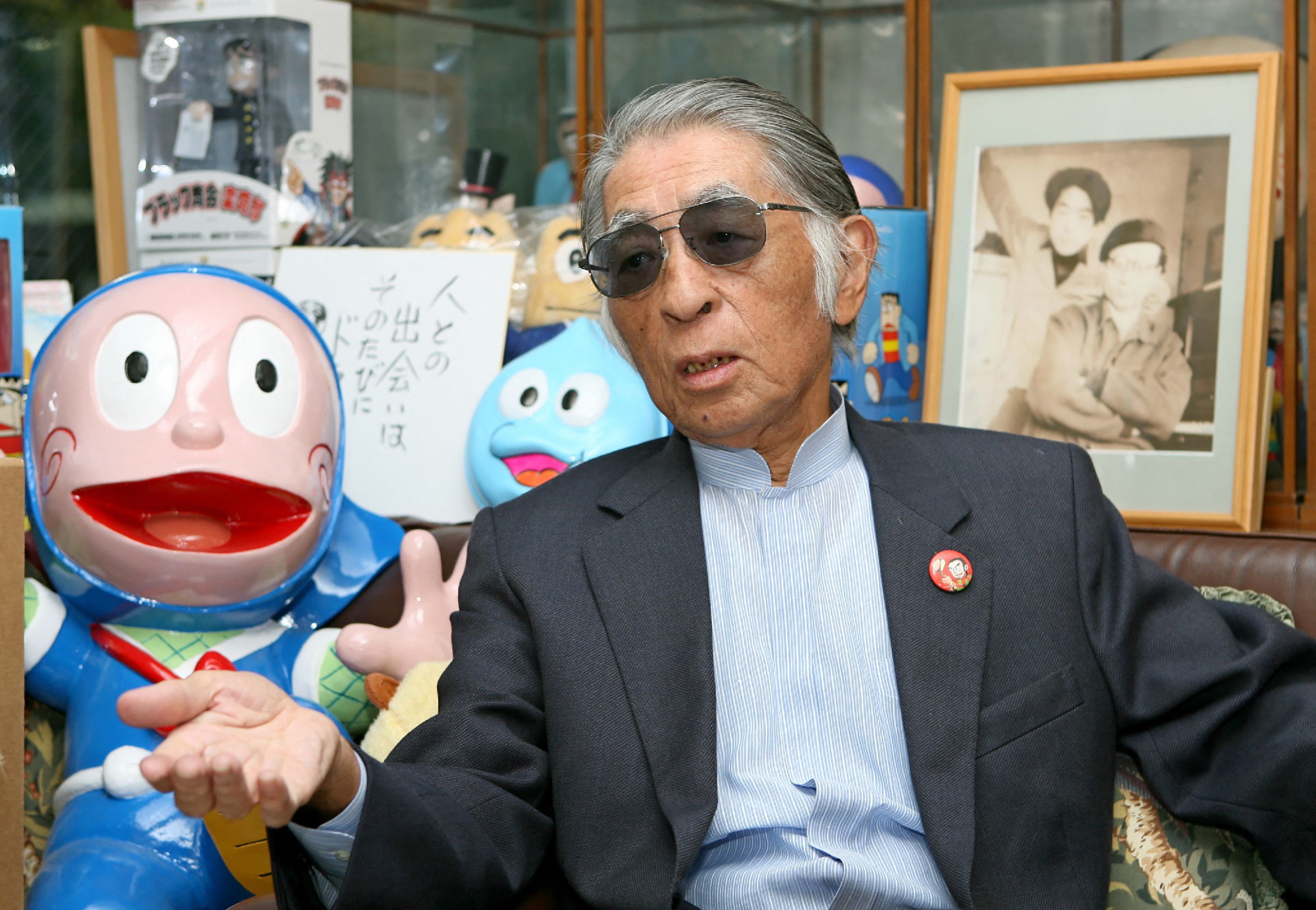 Fujio A Fujio dengan replika Ninja Hattori