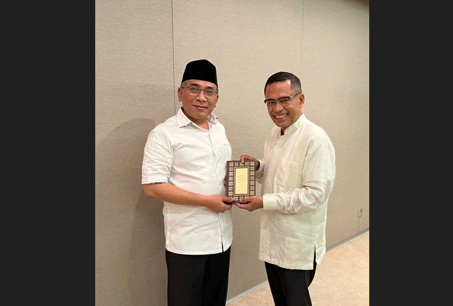 Penyerahan Alquran dari Sinar Mas kepada Nahdlatul Ulama untuk diwakafkan.