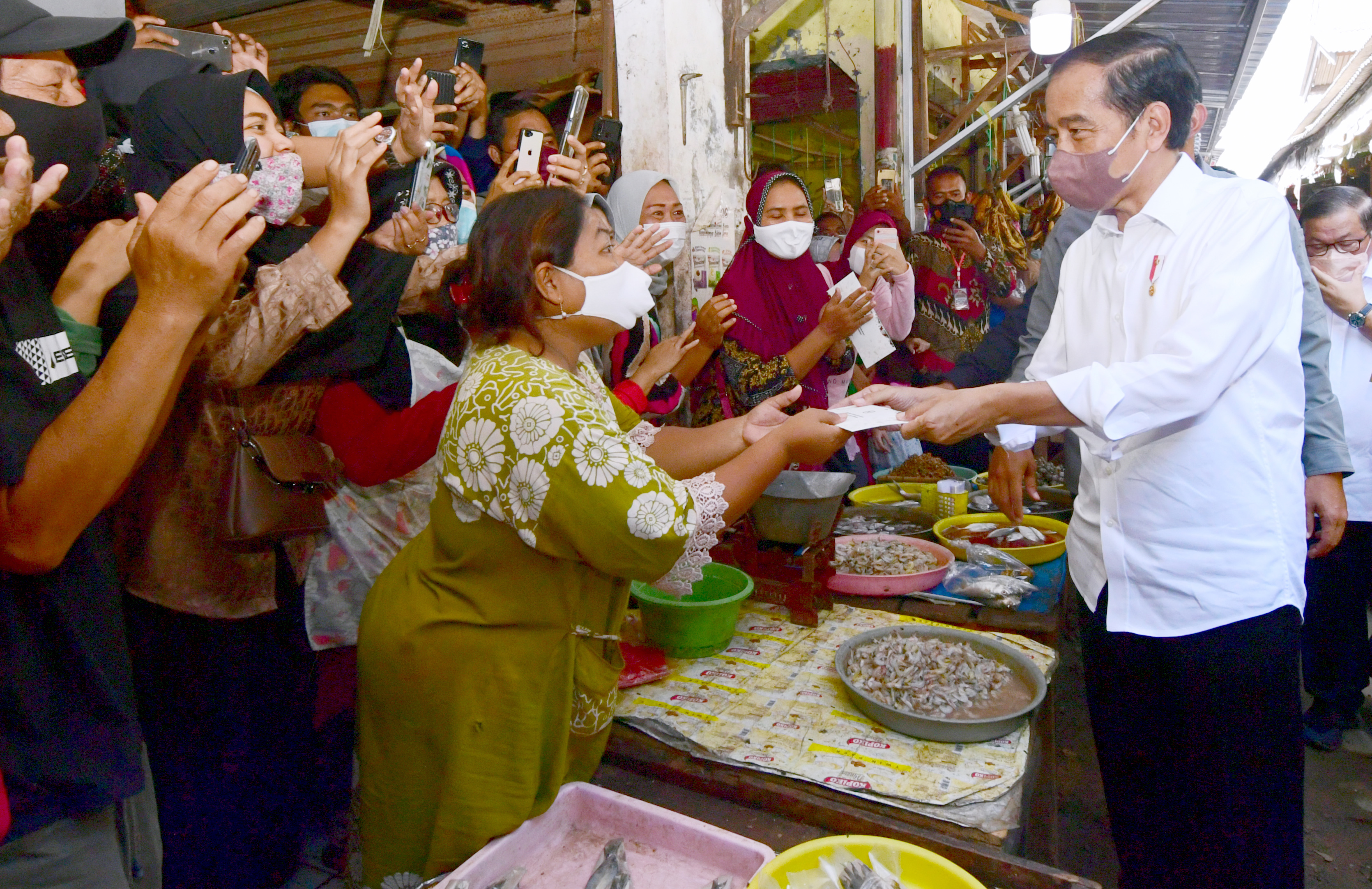 Pemerintah Pertebal Bansos dan Tingkatkan Alokasi KUR