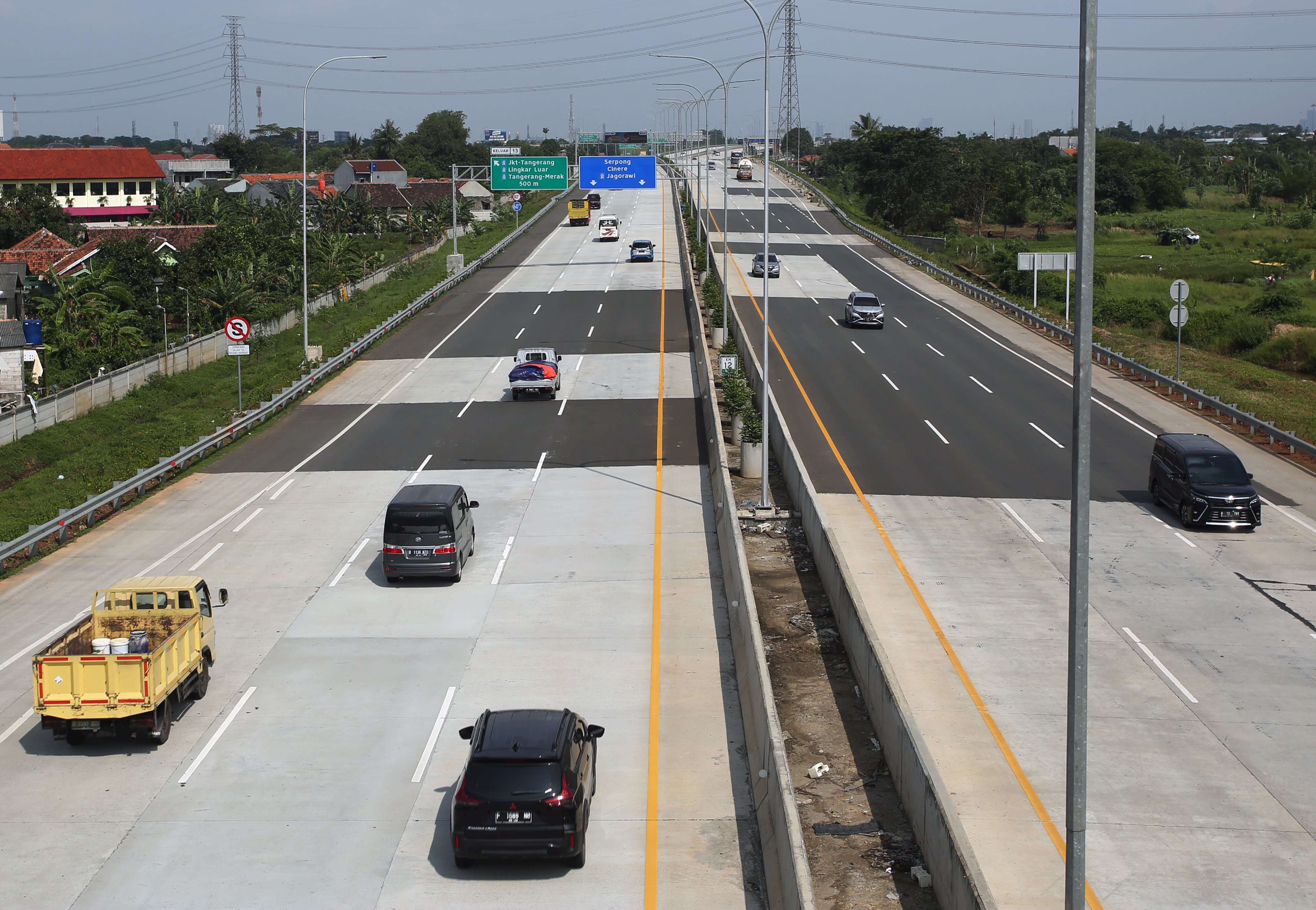 Sejumlah mobil melintas di ruas tol Serpong - Kunciran di Tangerang, Banten, Senin (28/3).  Polri telah memberlakukan ETLE di beberapa tol.