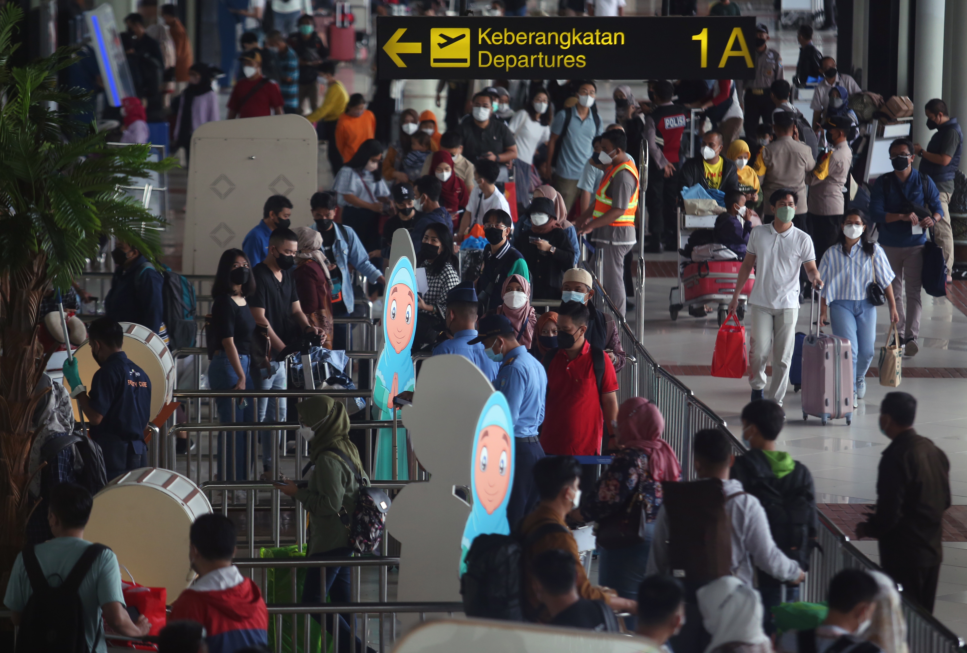 Calon penumpang antre masuk ke dalam Terminal 1 A Bandara Soekarno Hatta, Tangerang, Banten, Jumat (29/4).