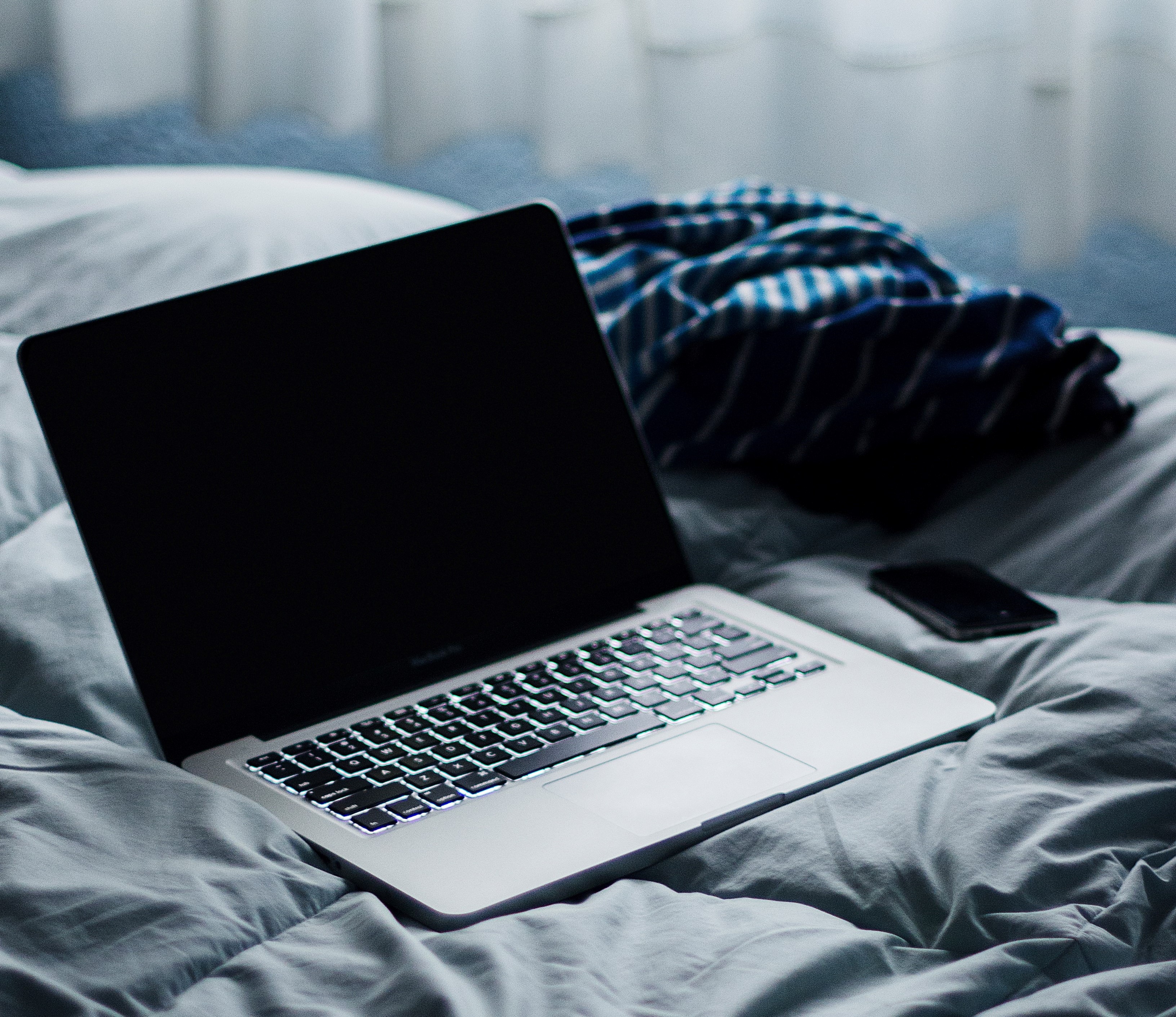 Ilustrasi: Laptop dan HP di tempat tidur