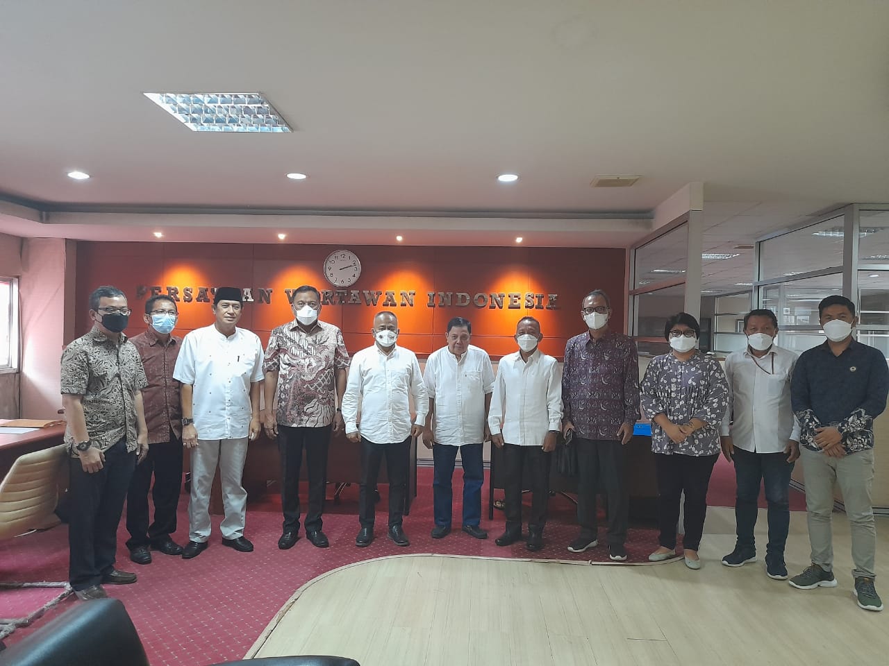 Gubernur Sulut dan pengurus PWI Pusat serta PWI Sulut berfoto bersama sesuai pemberian penghargaan.