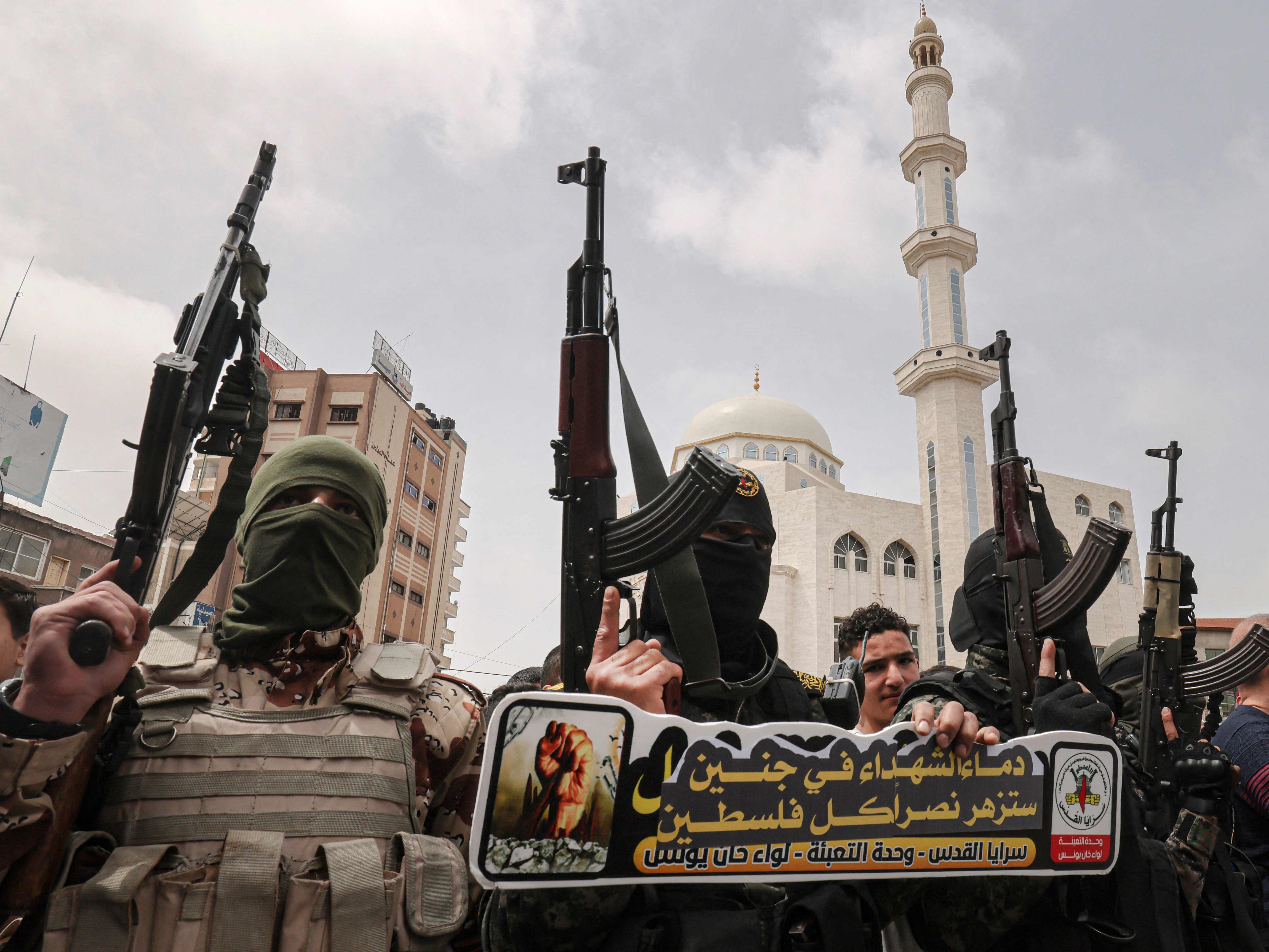 Anggota kelompok militan Jihad Islam bersama pendukung Hamas setelah salat Jumat (8/4) di Khan Yunis Jalur Gaza mendukung perlawanan.