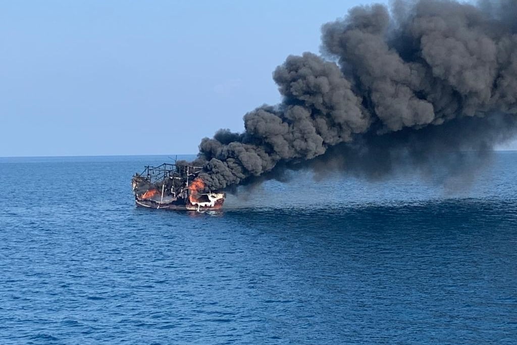 Penyebab kebakaran dan perkiraan besarnya kerugian masih dalam penyelidikan pihak berwenang.