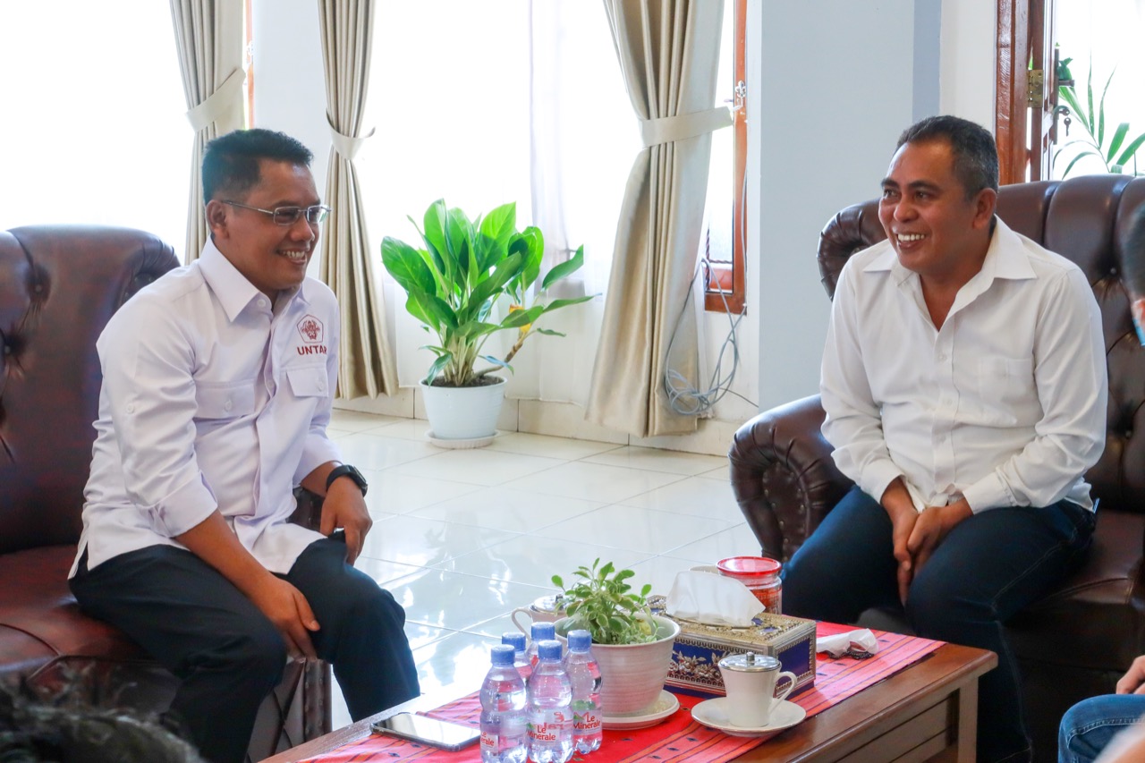 Pertemuan Rektor Untar Prof. Dr. Ir. Agustinus Purna Irawan, I.P.U, ASEAN Eng (kiri) dan Bupati Manggarai Barat Edistasius Endi. 