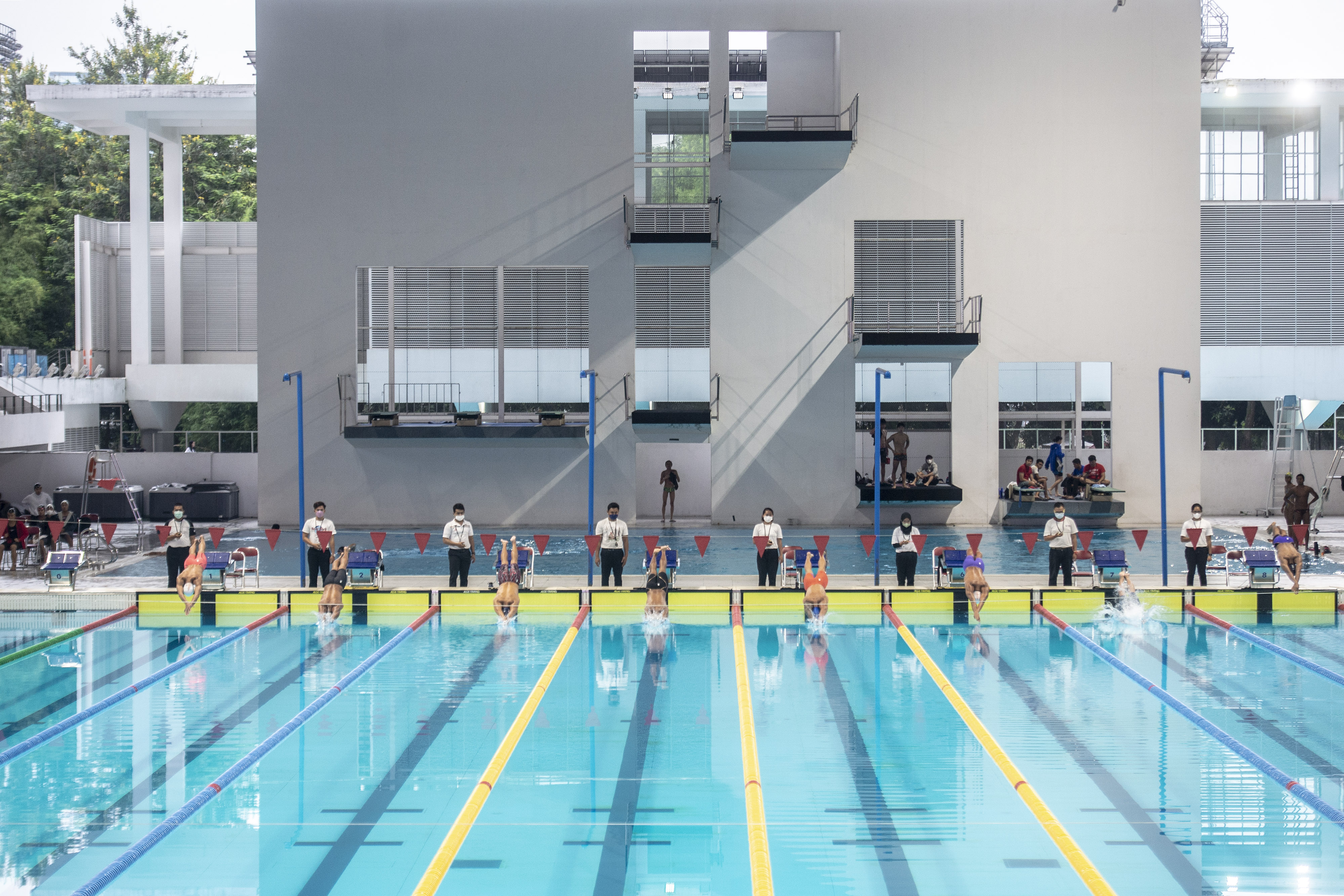 Perenang melakukan lompatan pada pertandingan final Indonesia National Swimming Timetrial 2022 di GBK Aquatic, Senayan, Jakarta.