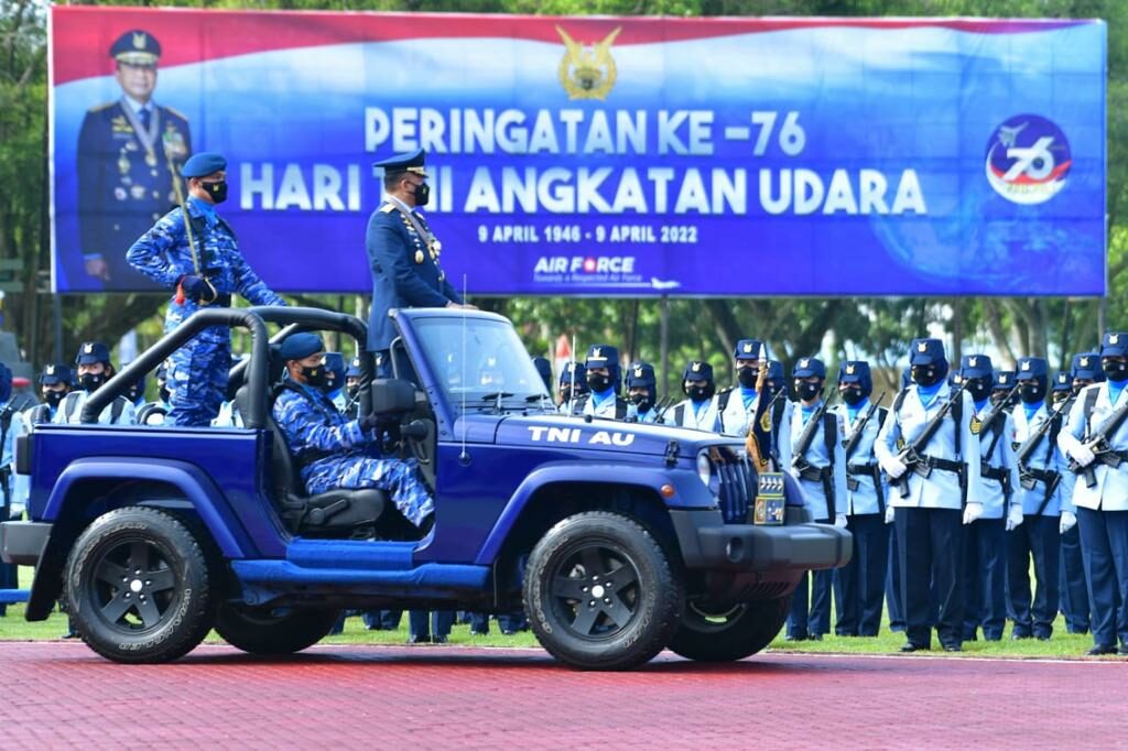 Kepala Staf Angkatan Udara, Marsekal TNI Fadjar Prasetyo memeriksa pasukan di HUT ke-76 TNI AU di Yogyakarta, Sabtu (9/4).