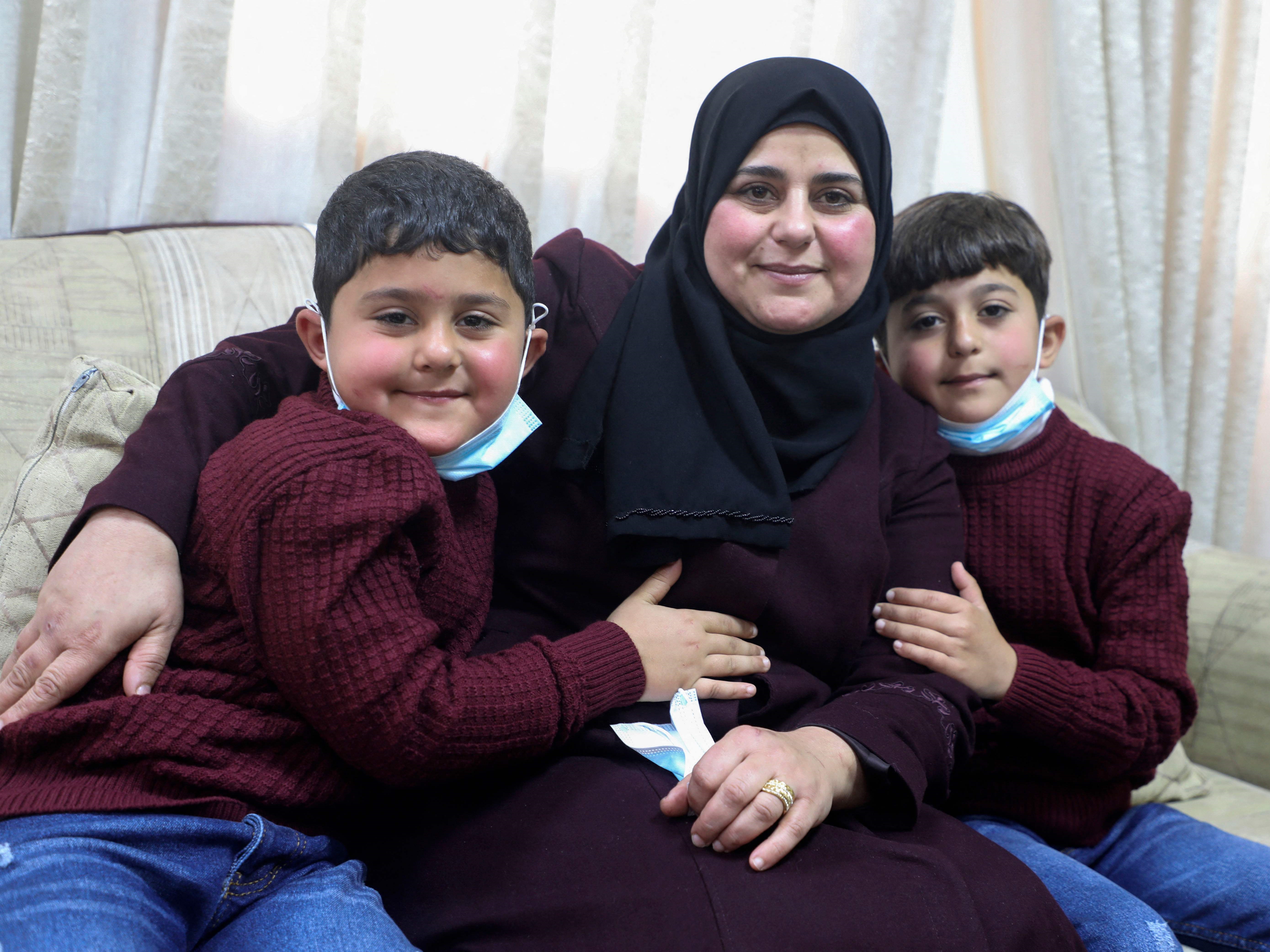 Ilustrasi Dalal Zibn berfoto bersama anak, Salaheddine (kiri) dan Muhannad, yang dikandung melalui IVF dari ayah mereka yang ditahan Israel.