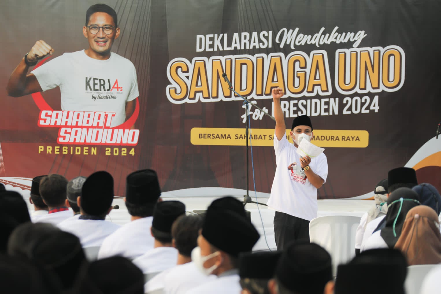Ratusan relawan yang tergabung dalam Sahabat SandiUno Madura Raya mendeklarasikan dukungan ke Menparekraf Sandiaga Uno sebagai presiden 2024