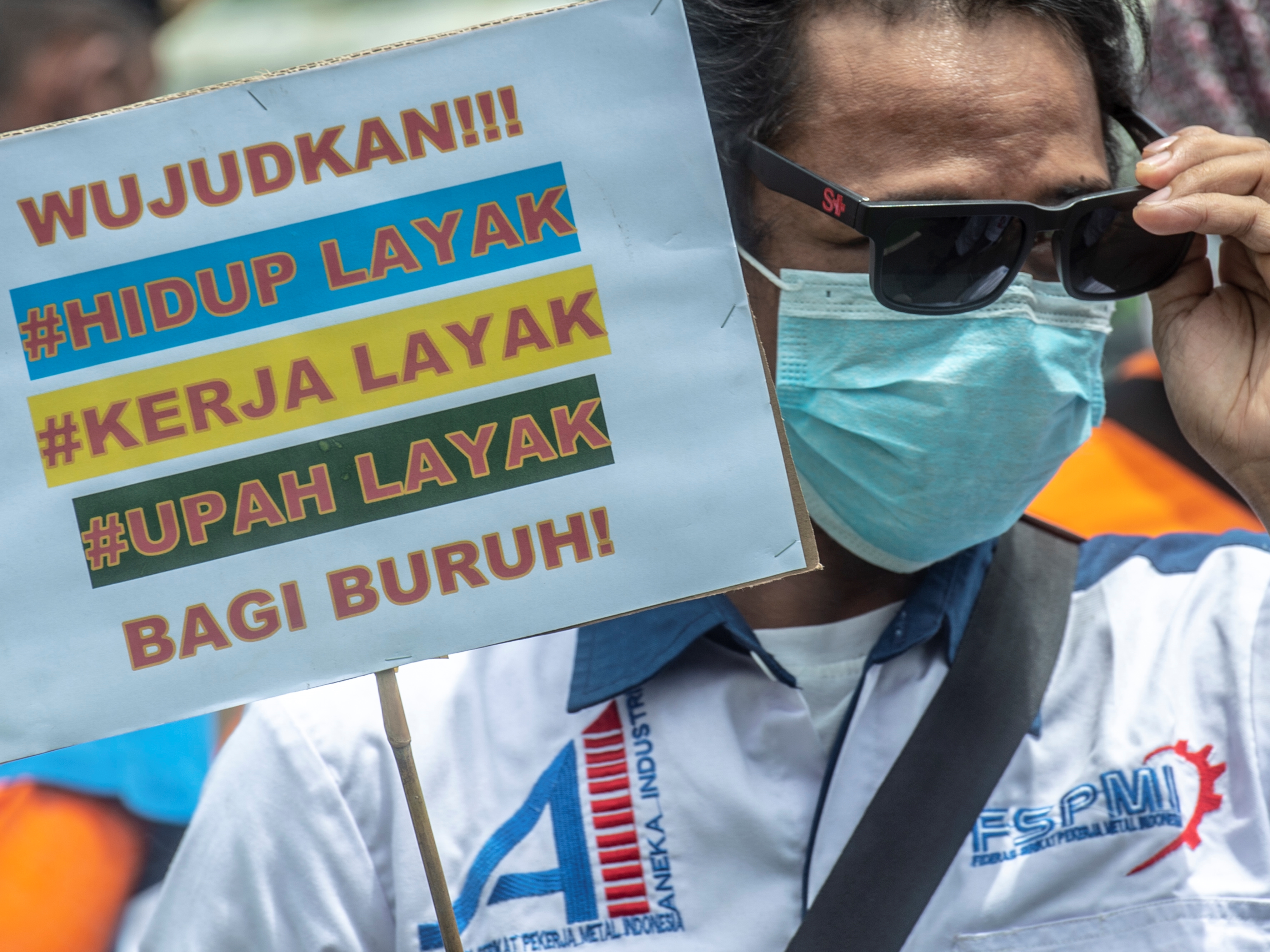Buruh yang tergabung dalam Konfederasi Serikat Pekerja Indonesia mengikuti aksi unjuk rasa di depan gedung DPR, Jakarta, Senin (7/2).