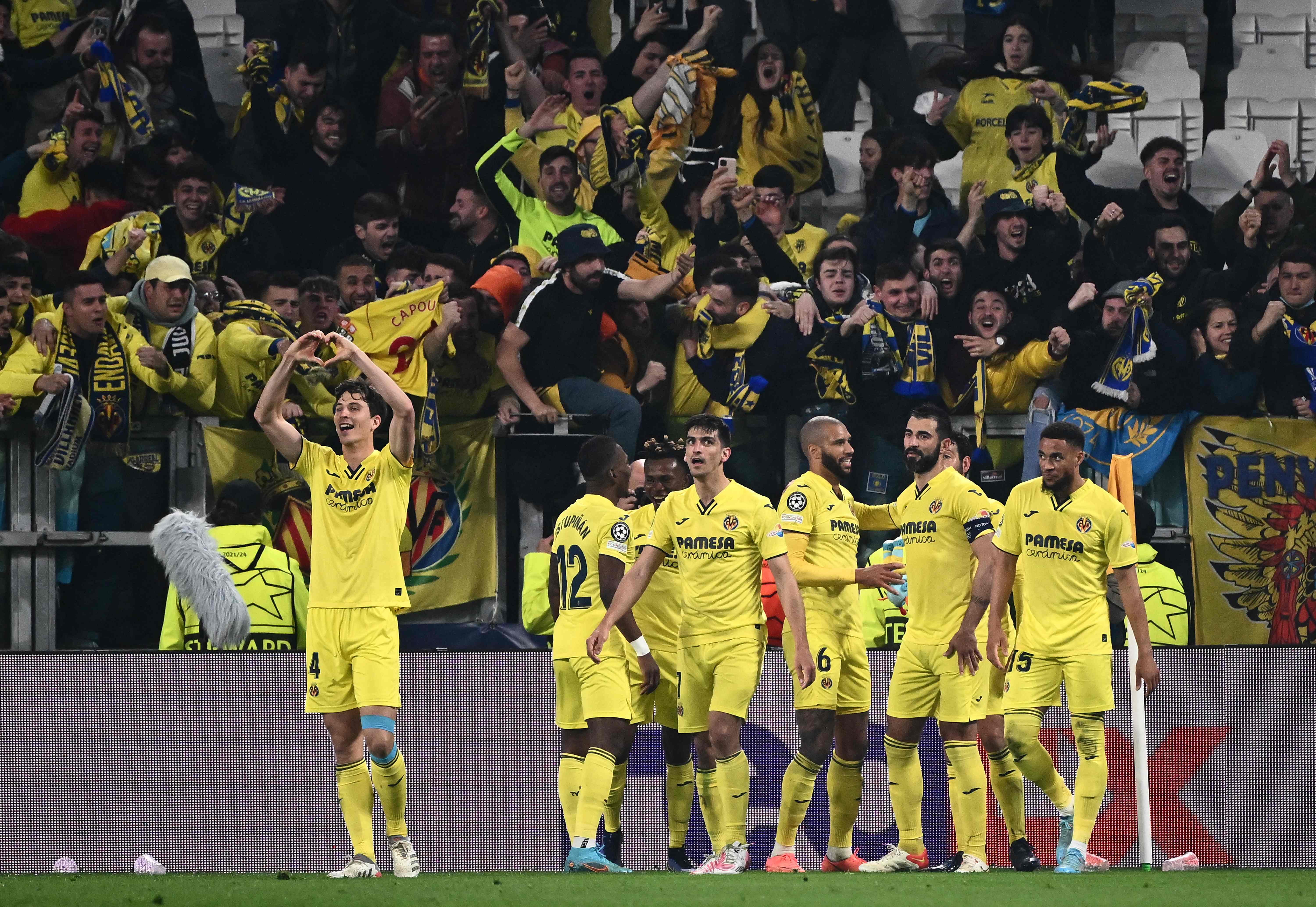 Pemain Villareal saat merayakan gol di tengah pertandingan Liga Eropa EUFA.