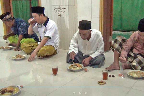 Jemaah berbuka puasa dengan bubur lodeh sayur nangka kurma di Masjid Pondok Pesantren An Nidzom, Desa Lebo Gringsing, Jateng
