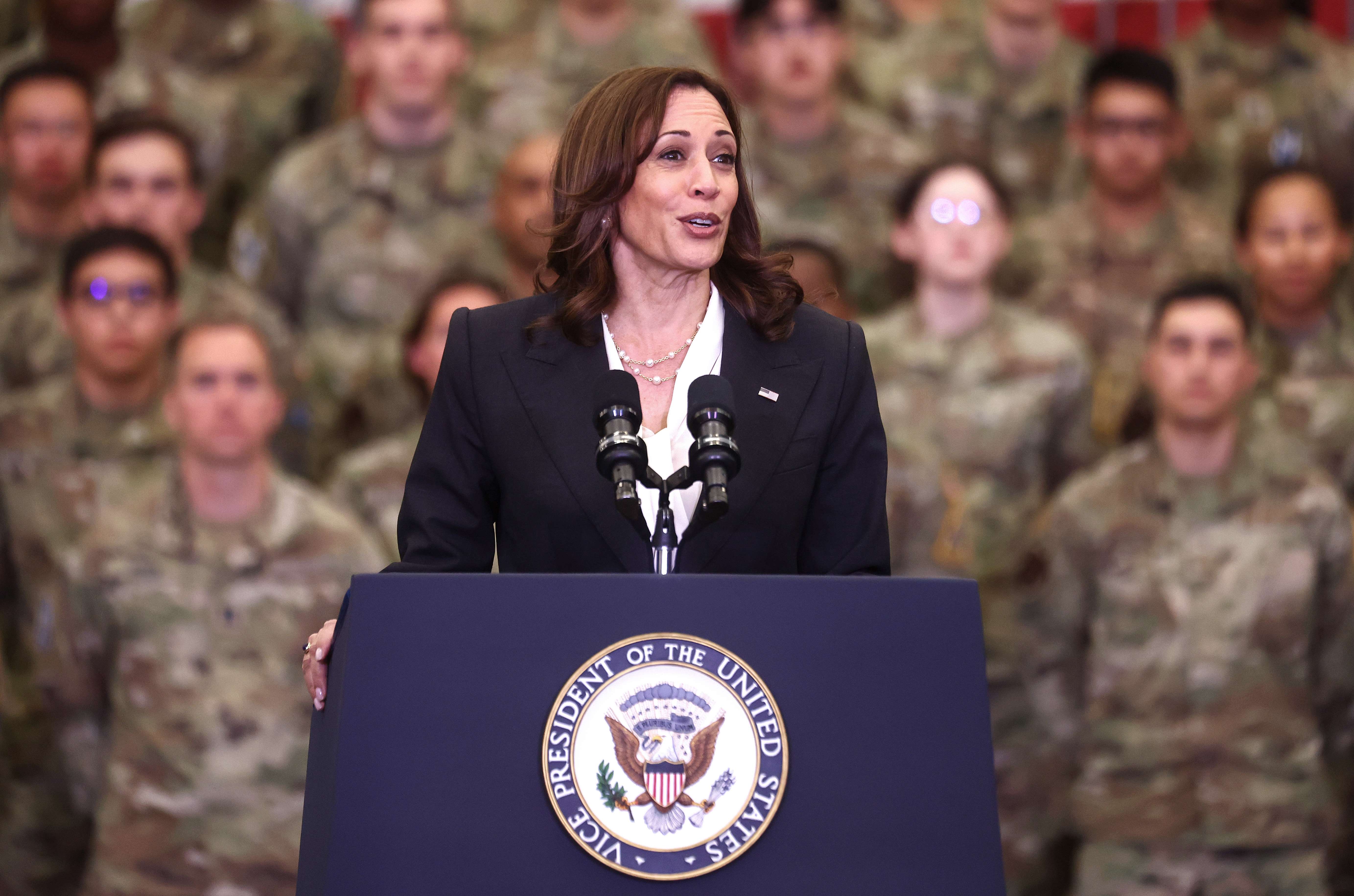 Wakil Presiden AS Kamala Harris, salah satu orang yang diganjar larangan perjalanan oleh Rusia.