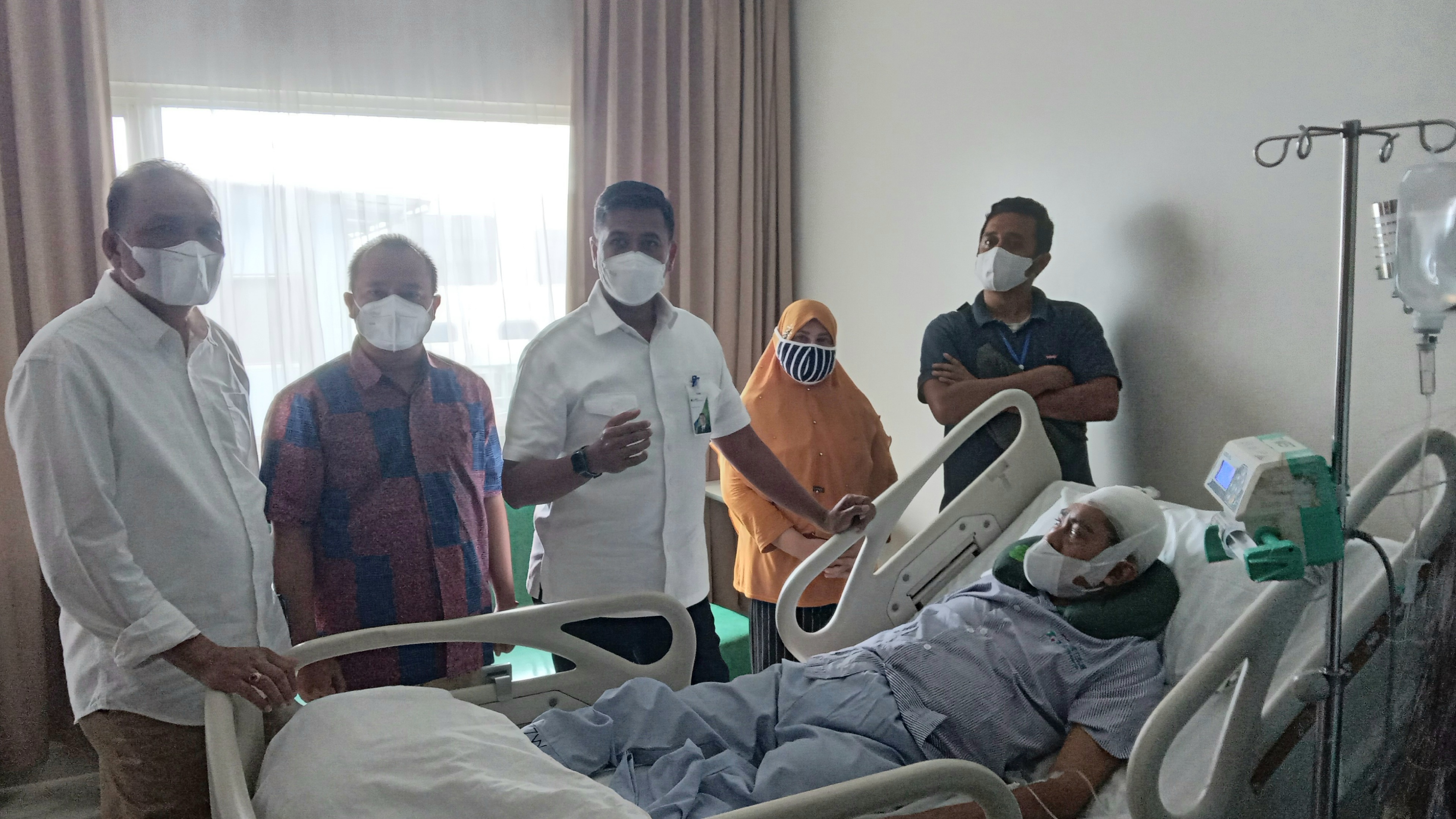 Direktur Utama BP Jamsostek Anggoro Eko Cahyo saat menjenguk Zainal Abidin di Rumah Sakit Murni Teguh Memorial Hospital, Medan. 