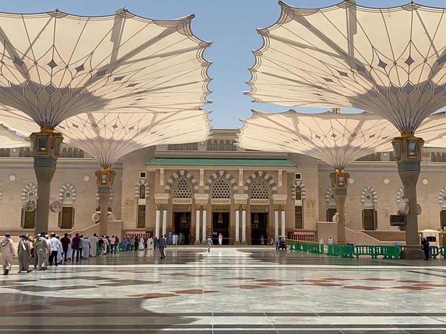 Jemaah Muslim tiba untuk salat zuhur di masjid Nabi Muhammad di kota suci Madinah, Arab Saudi, kota tersuci kedua Islam pada 31 Mei 2020.
