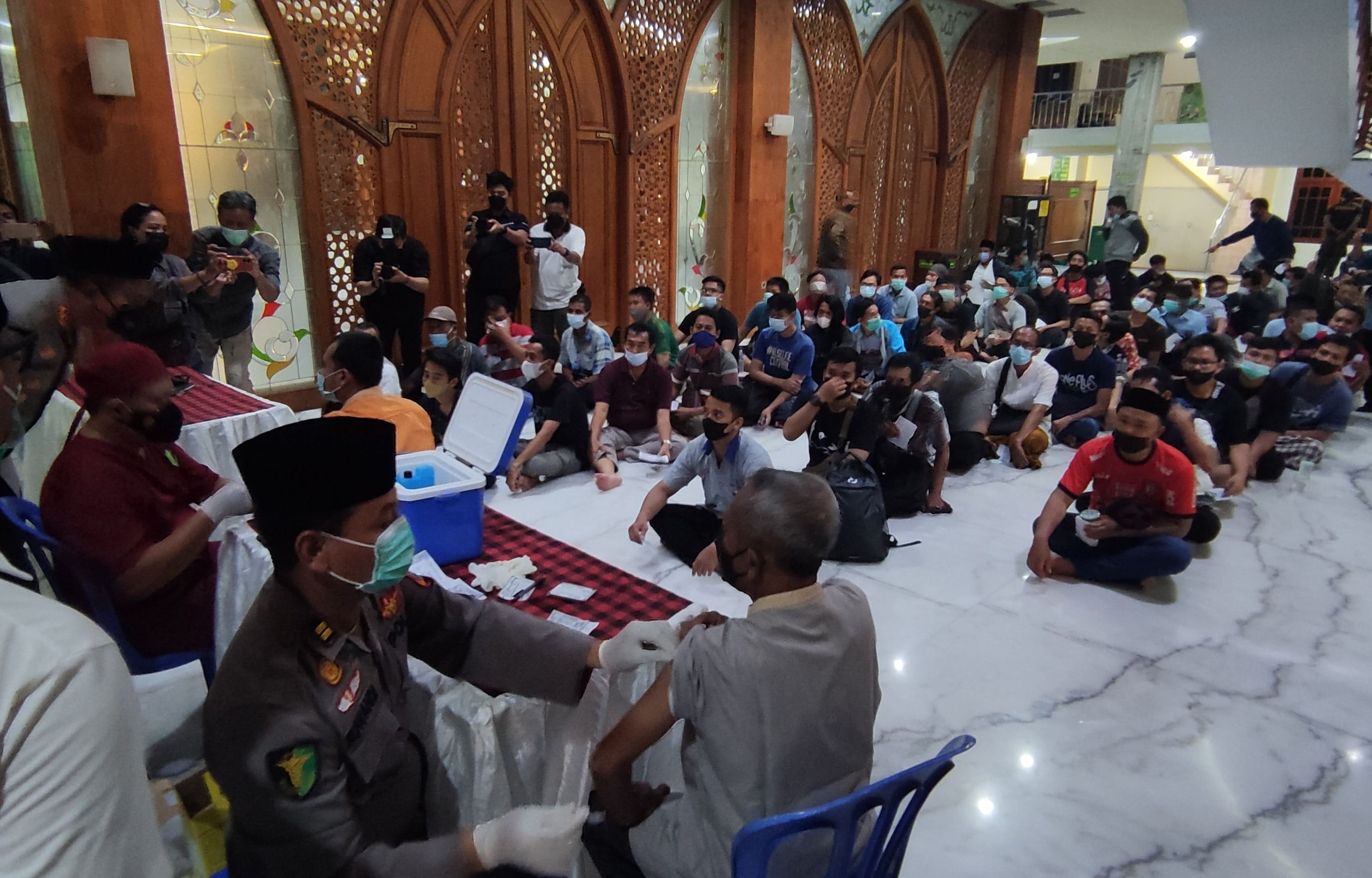 Seusai shalat tarawih jamaah Masjid Baiturrahman Desa Jati Kecamatan Sidoarjo antre vaksin booster yang dihelat Polresta Sidoarjo, Rabu (6/4