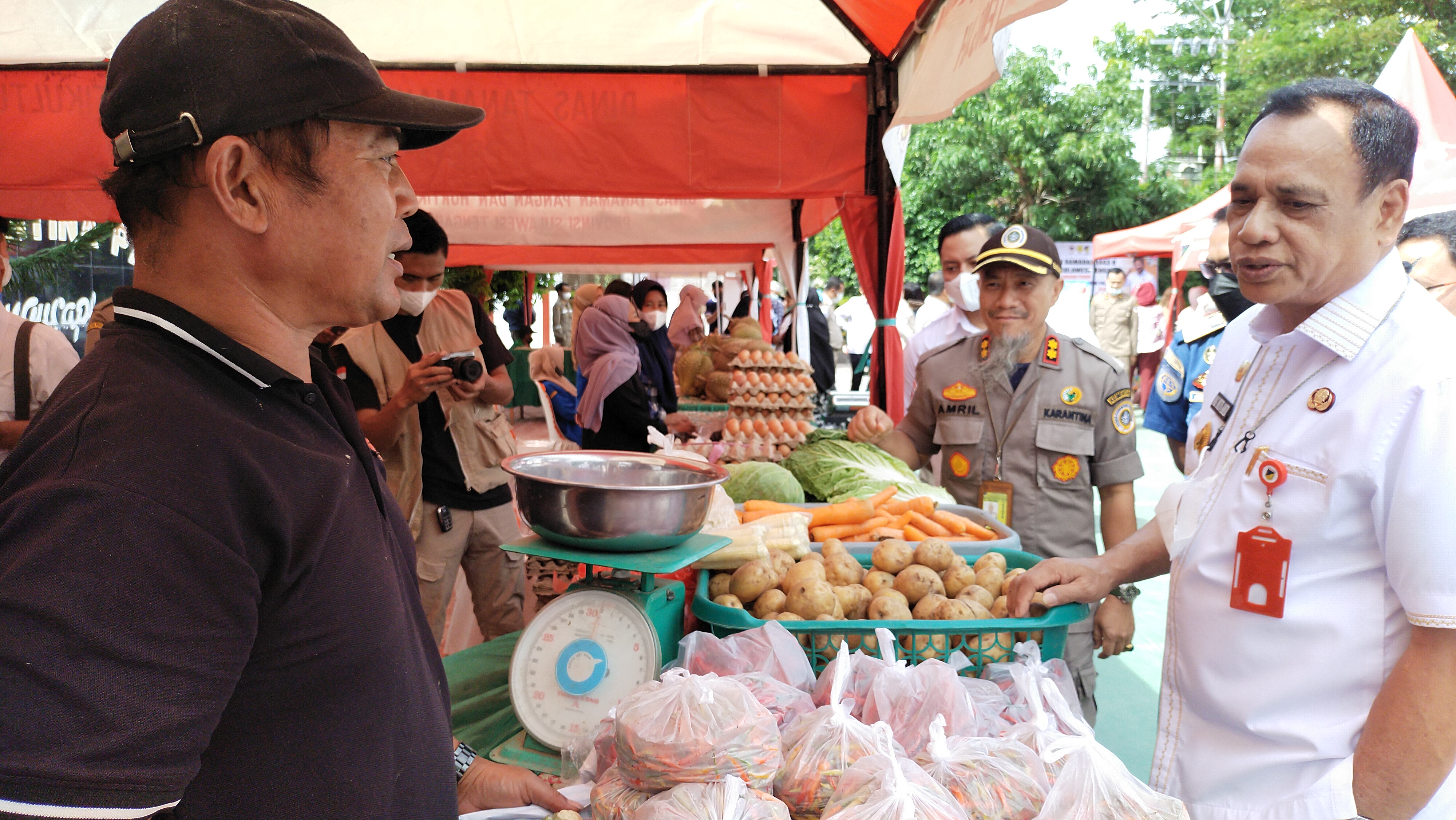 Wagub Sulteng, Ma'mun Amir saat meninjau stan pasar tani di Kota Palu.
