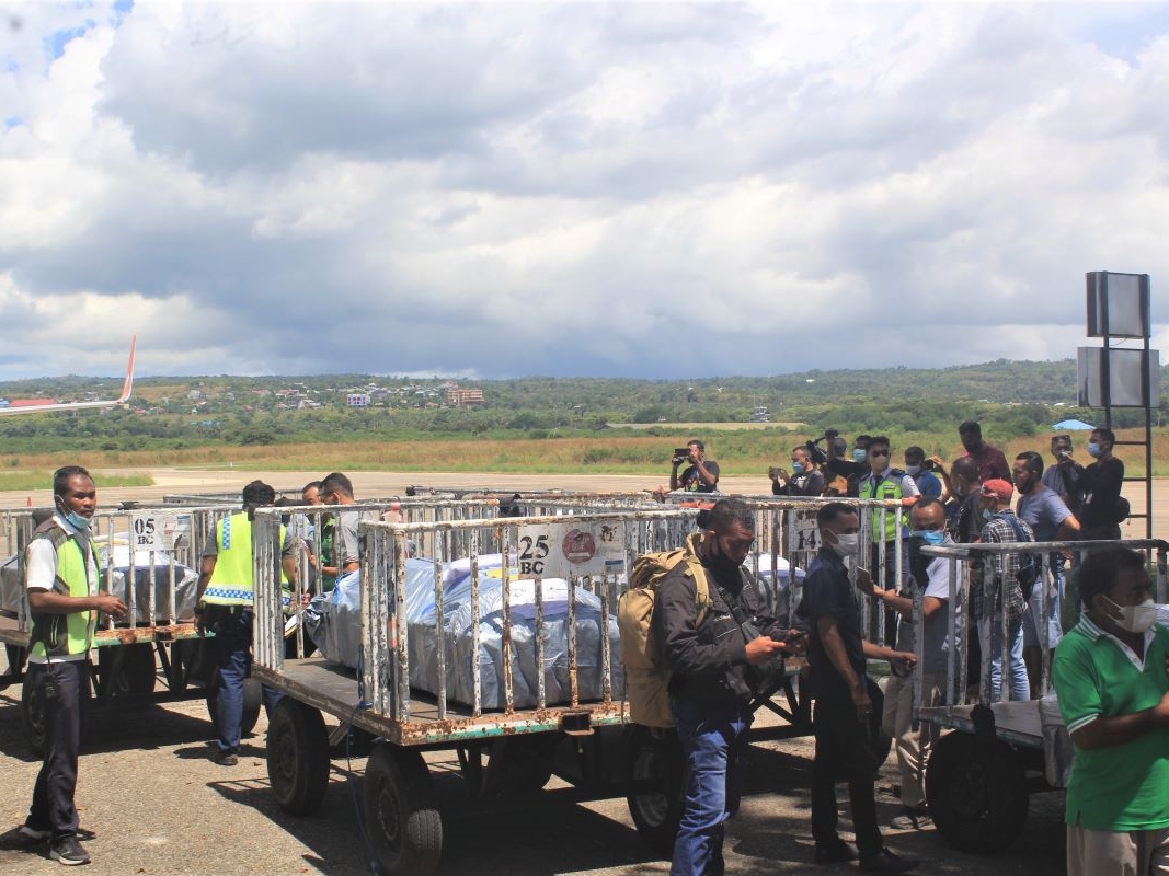 Sebanyak 18 jenazah warga NTT yang menjadi korban kecelakaan truk di Papua Barat  tiba di Bandara El Tari Kupang, Kamis (14/4). 