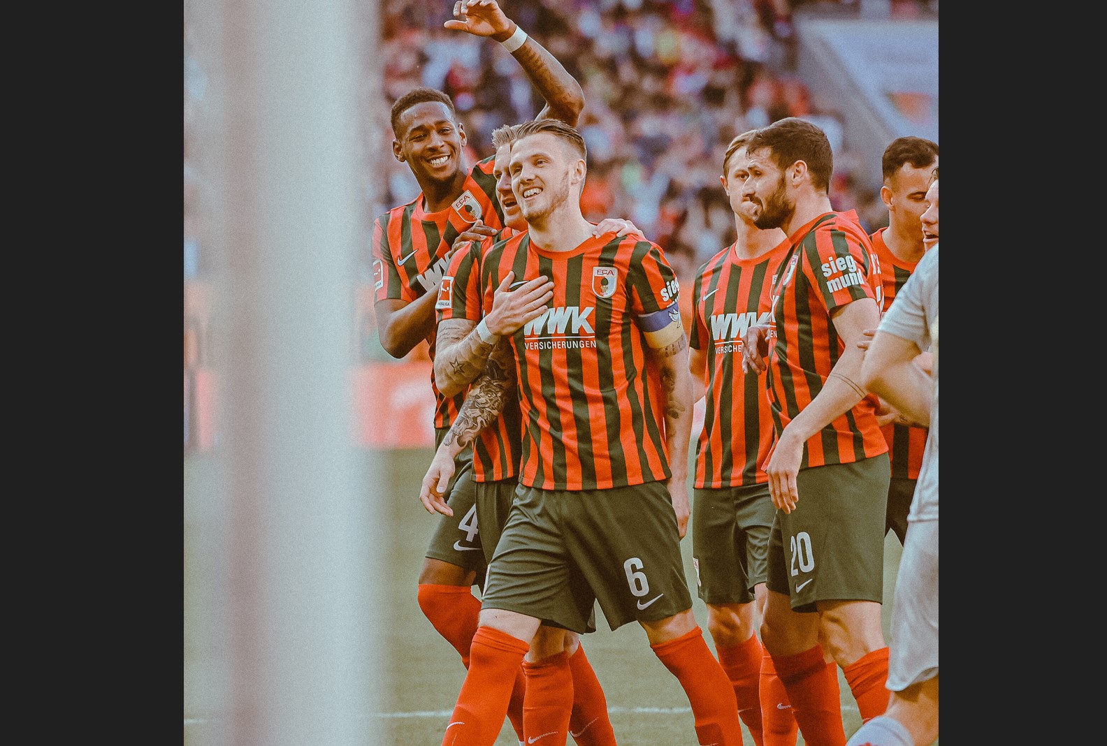 Para pemain Augsburgmelakukan selebrasi usai mencetak gol ke gawang Minz di laga Bundesliga.