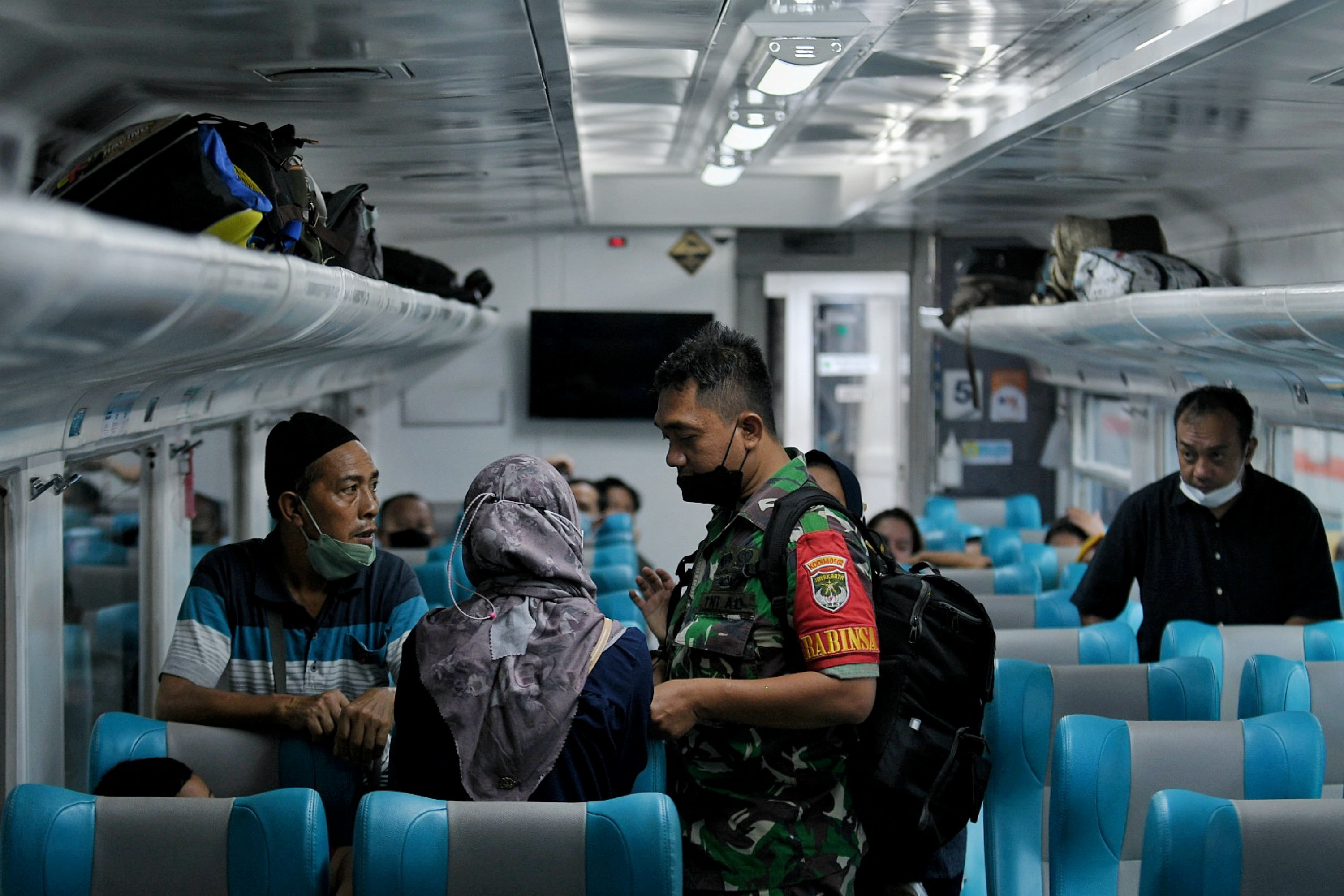 Aktivitas penumpang saat berada di kereta api jarak jauh Singasari dengan rute Pasar Senen-Blitar di Stasiun Pasar Senen, Jakarta.