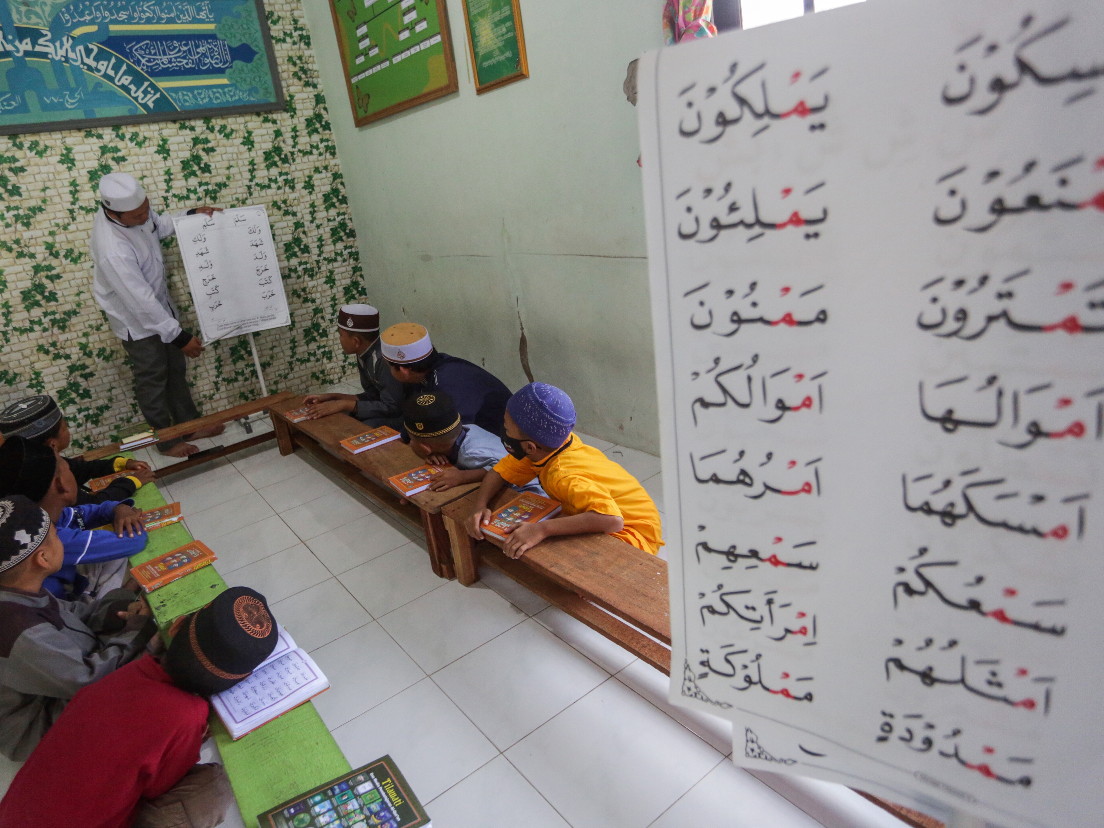 Sejumlah anak berlatih membaca Al Quran saat Pesantren Kilat Ramadhan di Pondok Dzikir Miftahus Sudur, Palangkaraya, Kalteng, Rabu (6/4).