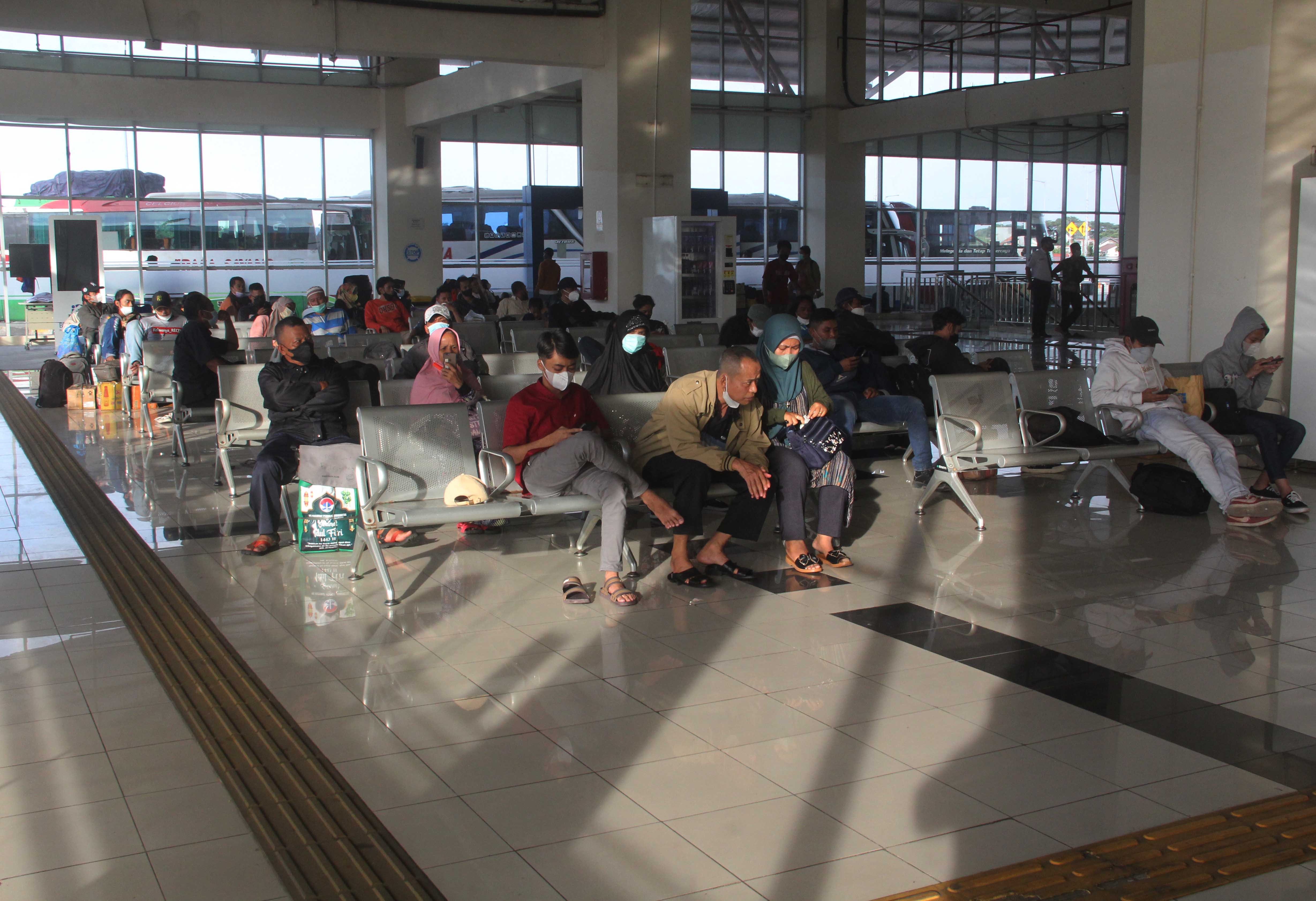 Sejumlah calon penumpang menunggu keberangkatan Bus Antar Kota Antar Provinsi di Terminal Terpadu Pulo Gebang, Jakarta, Minggu (24/4/2022)