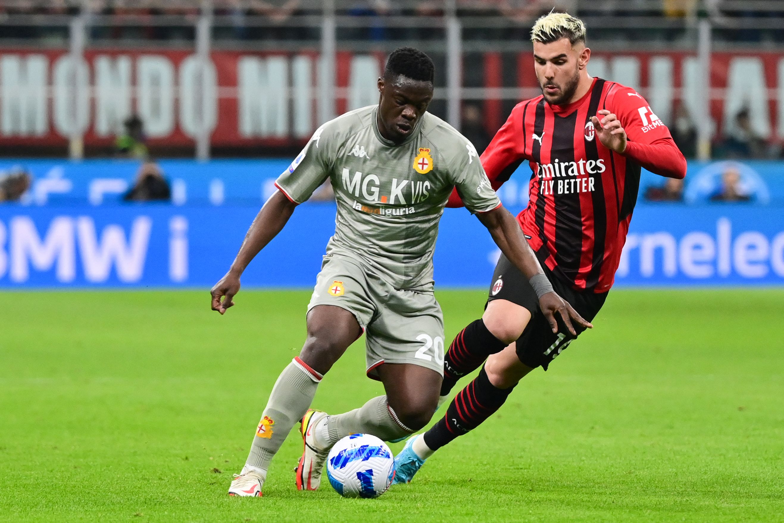 Penyerang Genoa Caleb Ekuban (kiri) dibayangi bek AC Milan Theo Hernandez (kanan) dalam laga Serie A Italia.  