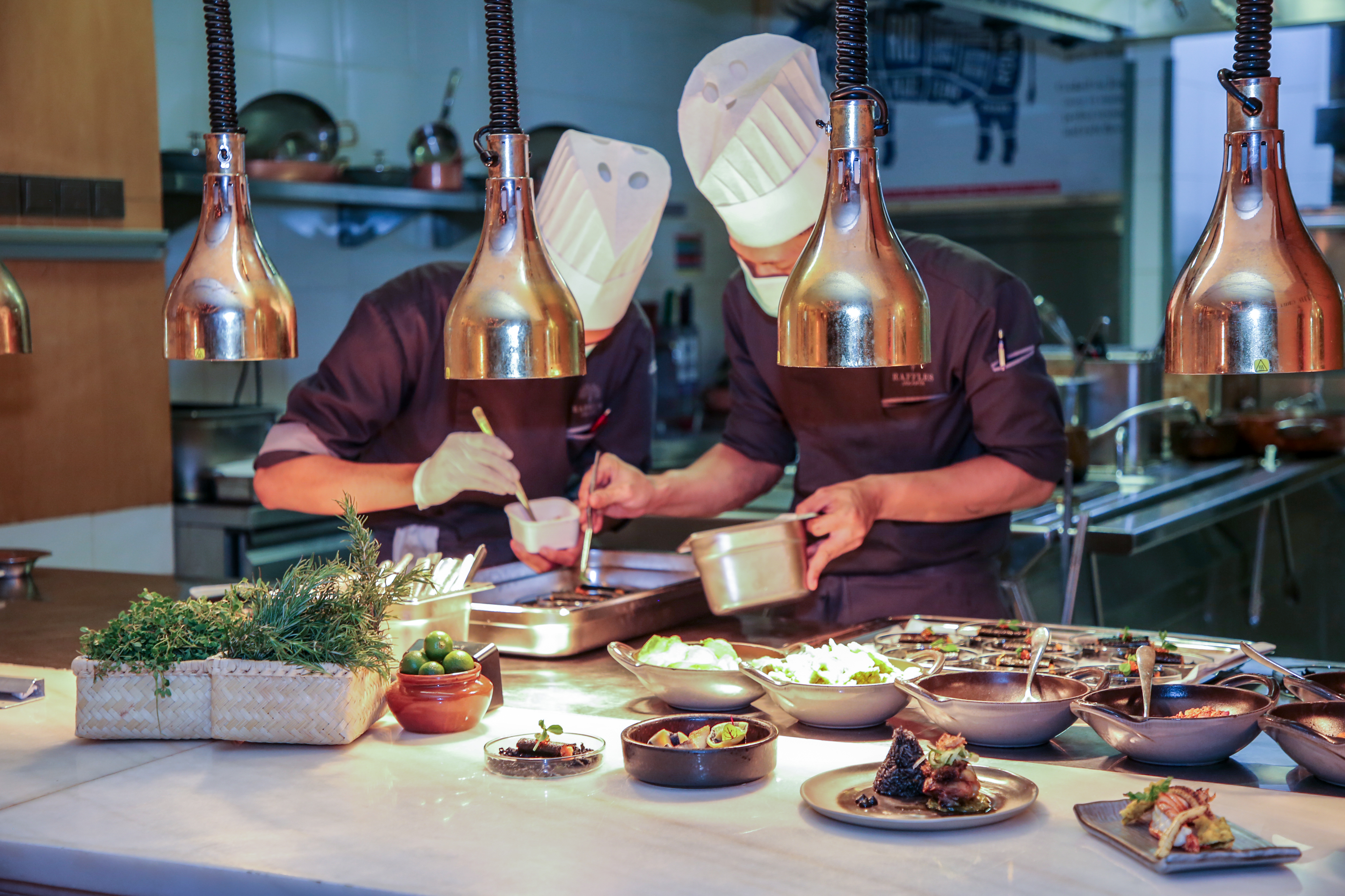 Aksi para chef menyajikan beragam menu Ramadan di Raffles Jakarta.