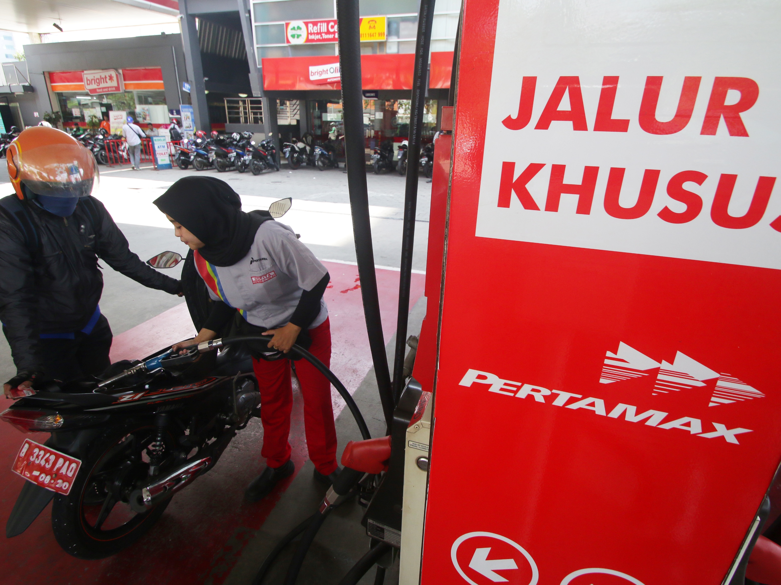 Petugas mengisi BBM jenis pertamax ke kendaraan konsumen di SPBU Abdul Muis, Jakarta, beberapa waktu lalu.