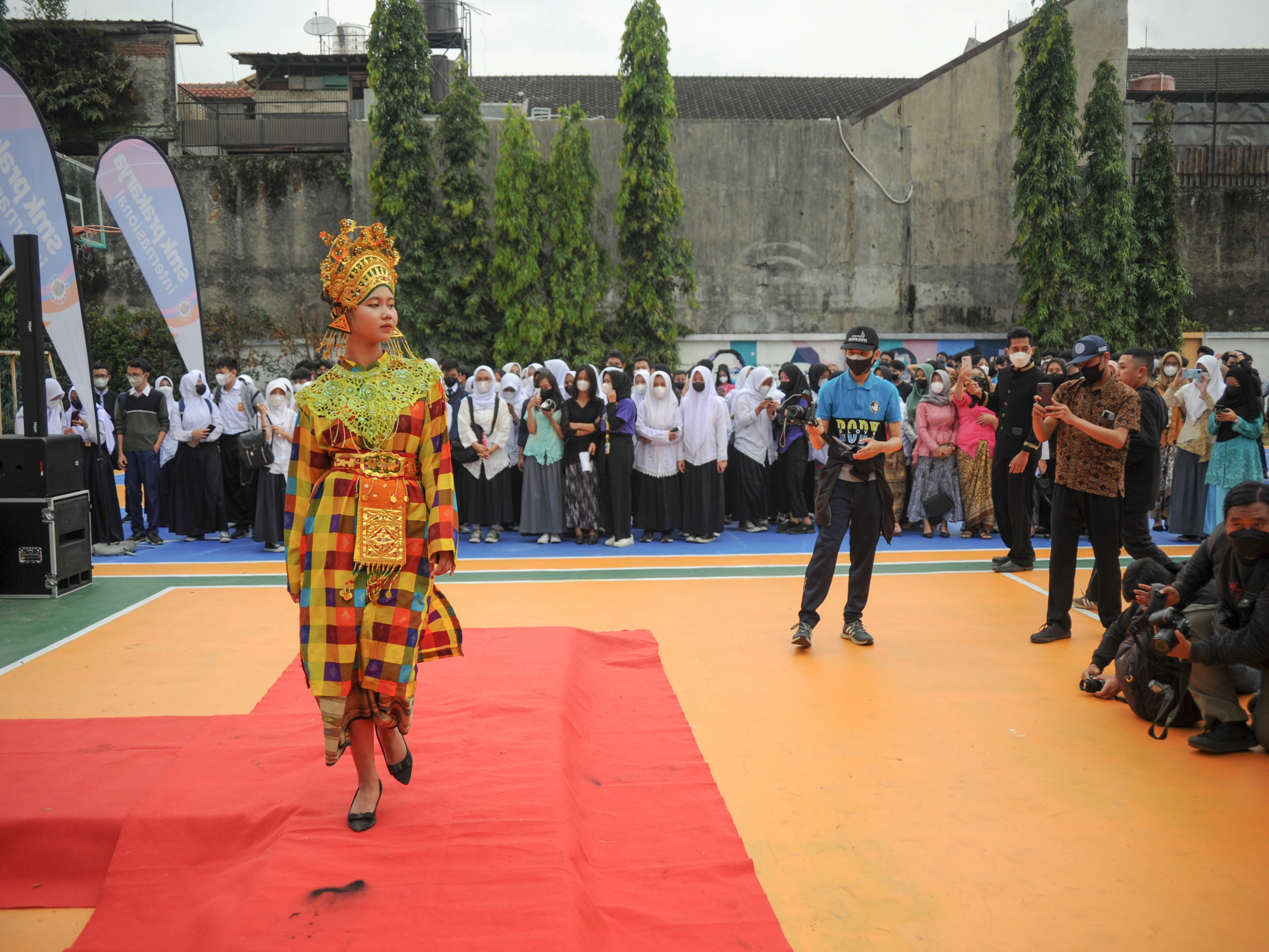 Siswi mengikuti peragaan busana dalam rangka peringatan Hari Kartini di SMK Prakarya Internasional, Bandung, Jawa Barat, Kamis (21/4).