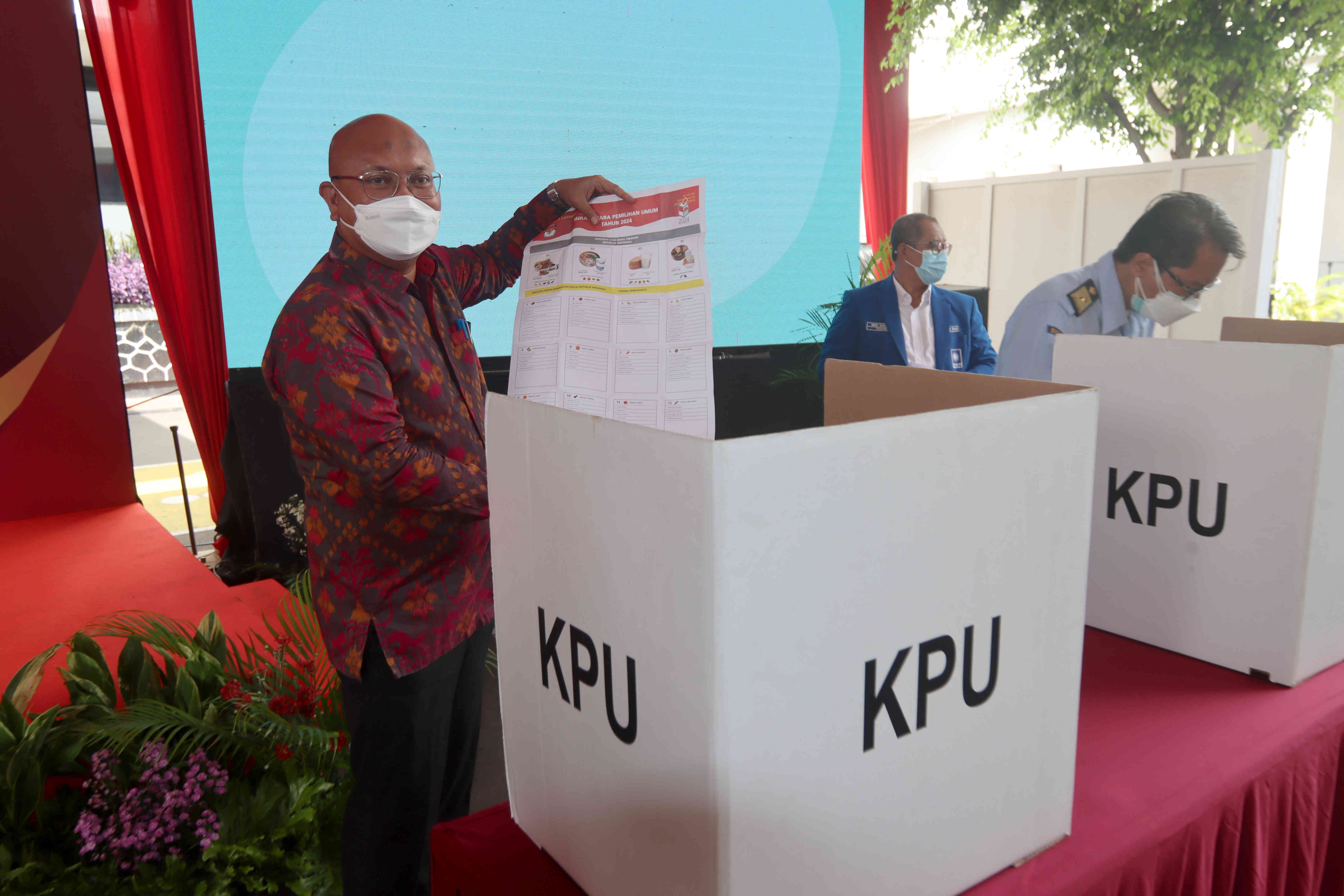 Ketua KPU Ilham Saputra melakukan simulasi pemungutan suara Pemilu 2024