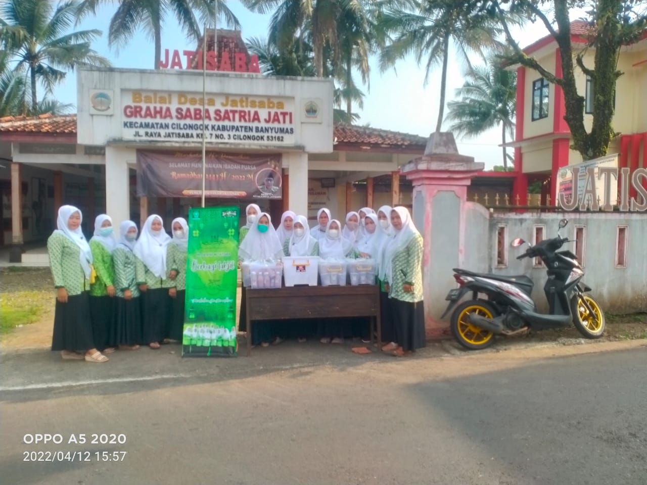 Sejumlah anggota Fatayat Desa Jatisaba, Kecamatan Cilongok, Banyumas dibantu Banser membagikan takjil gratis.