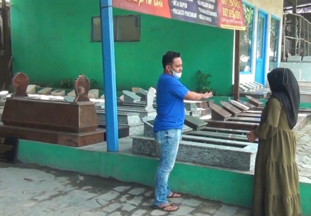 Berkah Perajin Batu Nisan Marmer