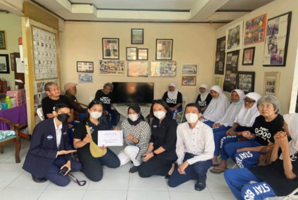 Manajemen Aston Pasteur Hotel Bandung saat mengunjungi panti jompo