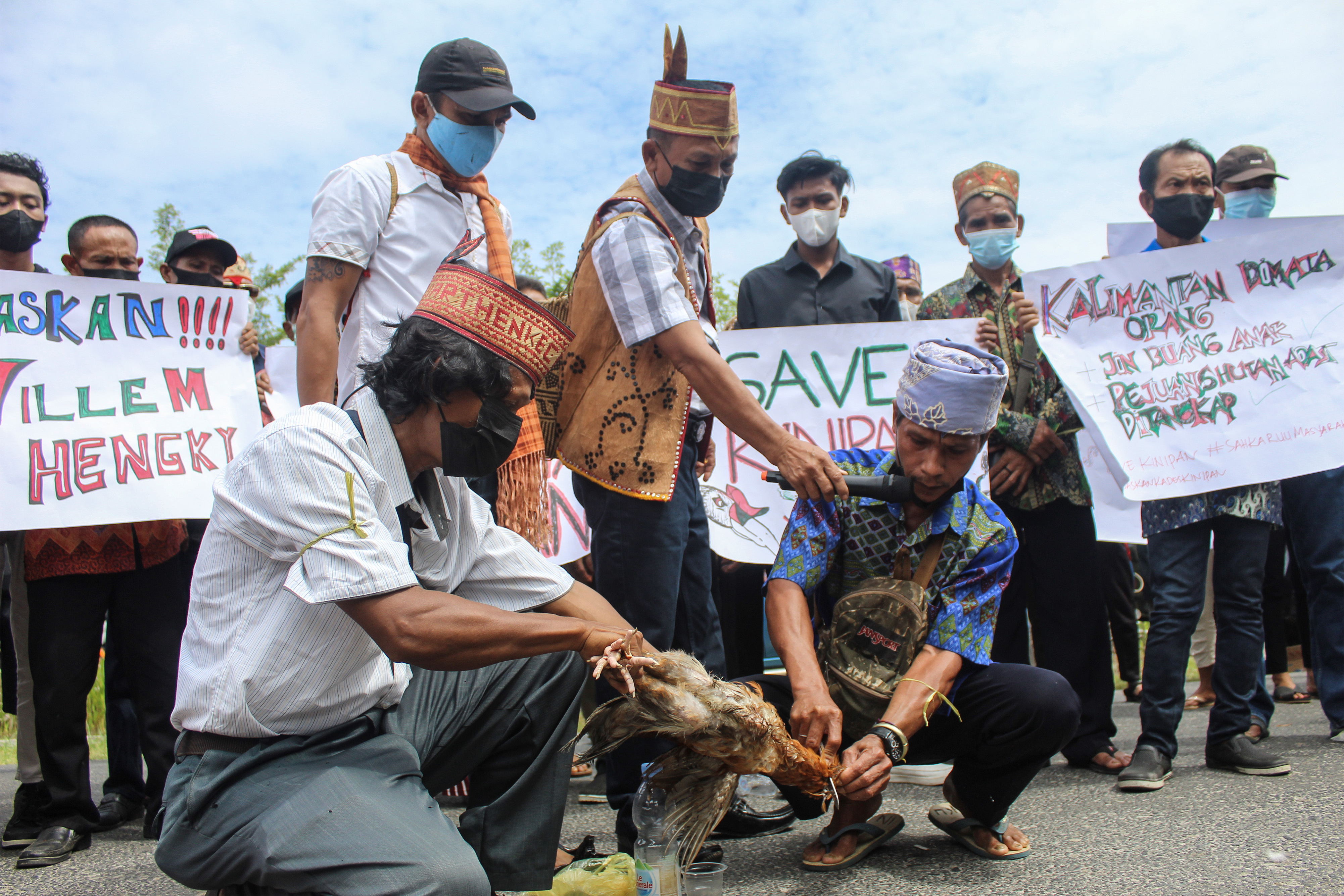 Masyarakat adat Laman Kinipan melakukan ritual adat Dayak Tomun saat berunjuk rasa di Pengadilan Tipikor Palangkaraya, Senin (31/1/2022)