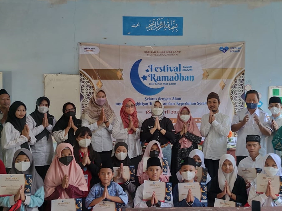 Tim CSR PT Bumi Serpong Damai Tbk secara simbolis menyerahkan paket bantuan dan santunan kepada perwakilan siswa sekolah madrasah.