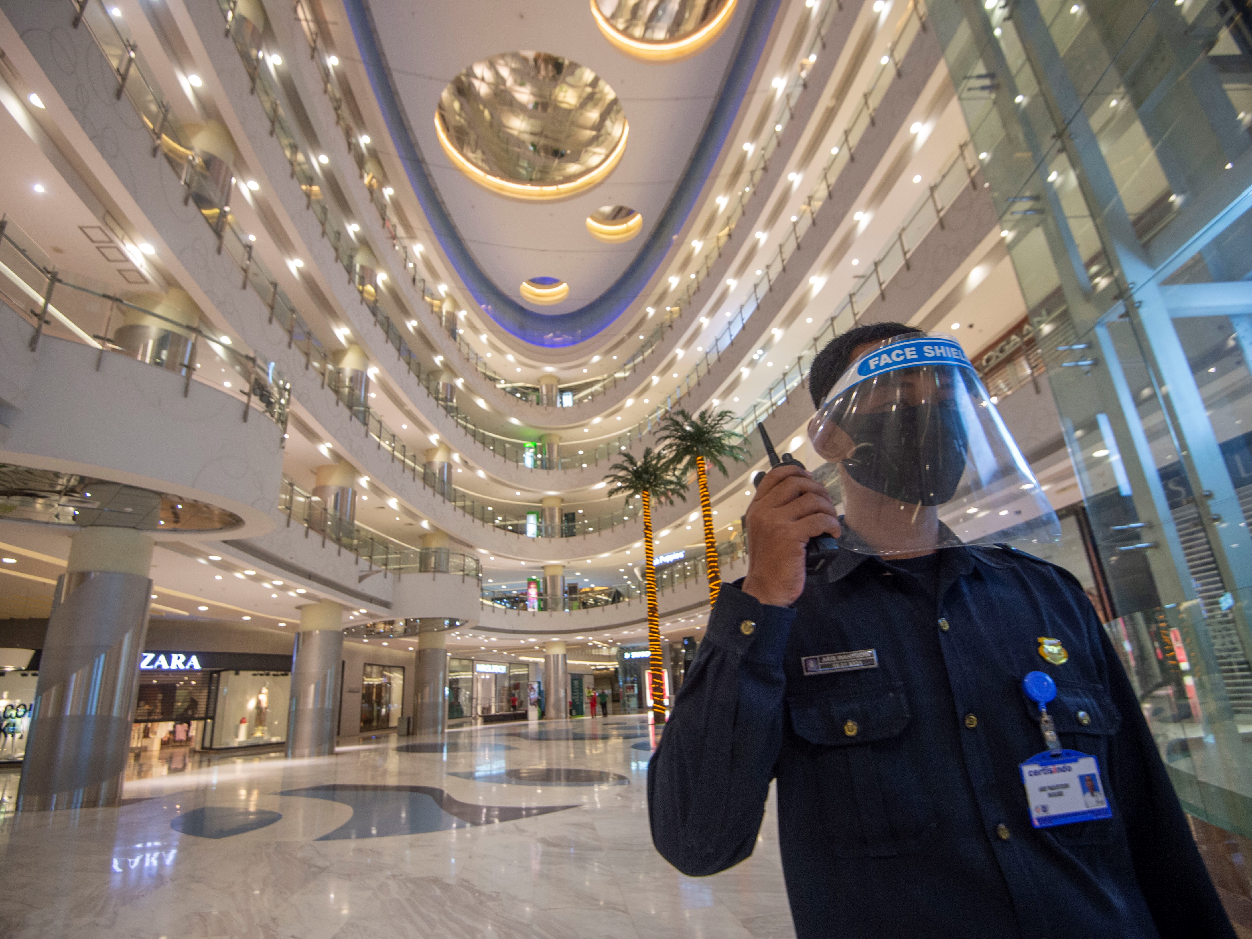 Petugas keamanan mengenakan masker dan berpelindung wajah saat bertugas di Mal Central Park, Jakarta, beberapa waktu lalu.